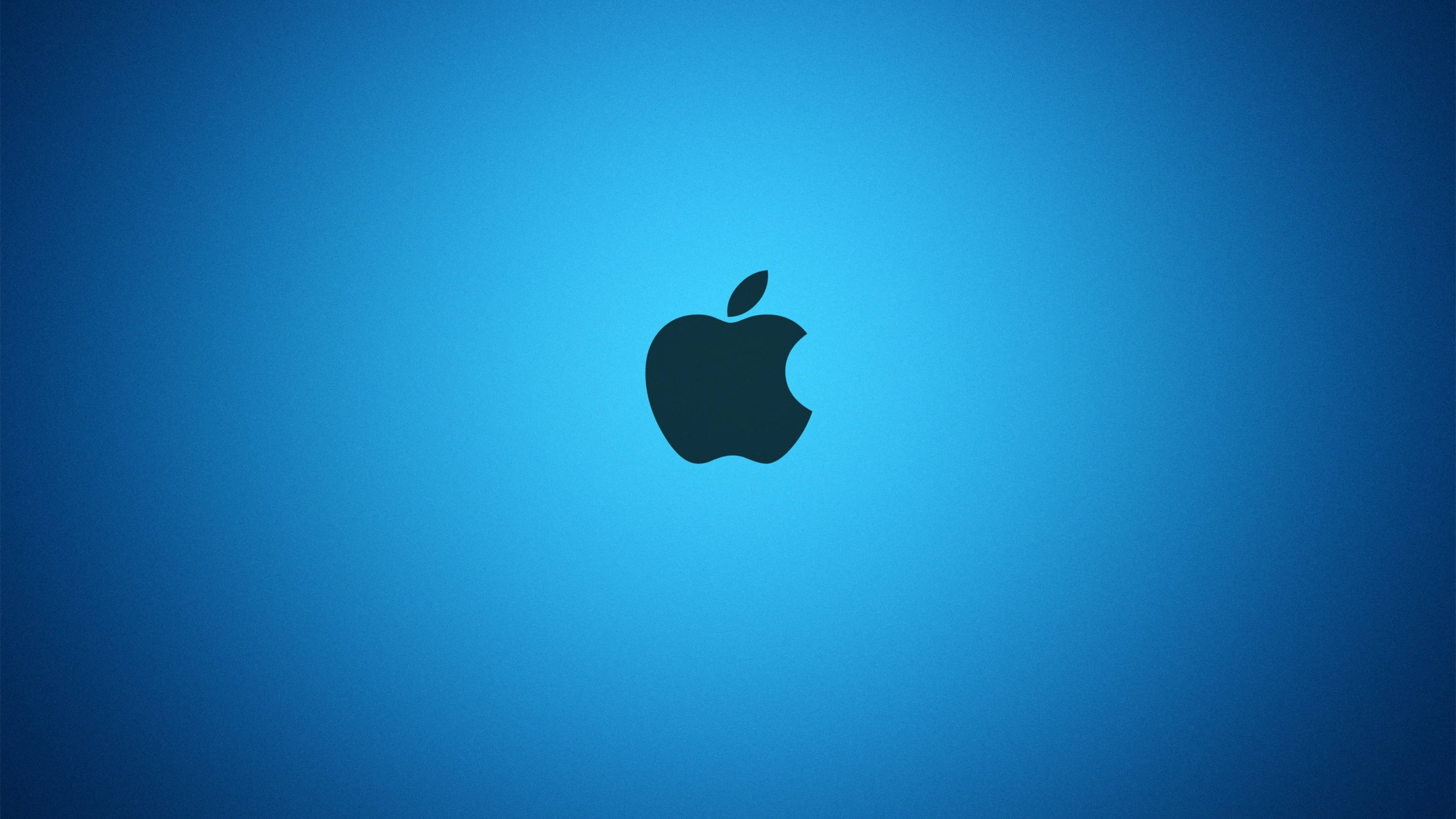 Apple 4K 超高清藍色漸層 壁紙 — 一個時尚的黑色Apple標誌居中在漸變藍色背景上。
