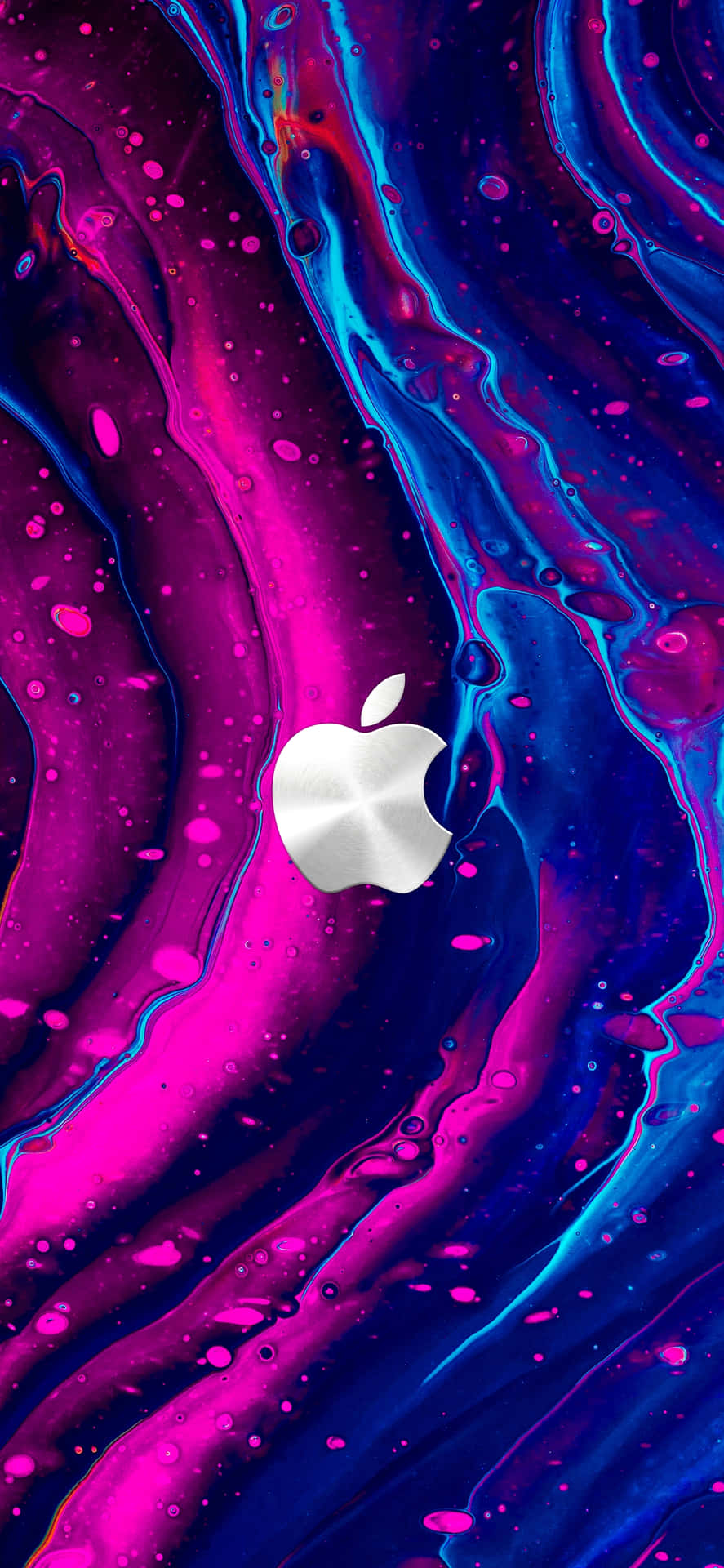 銀色Apple標誌在漩渦般的粉紅色和藍色宇宙液體背景上。