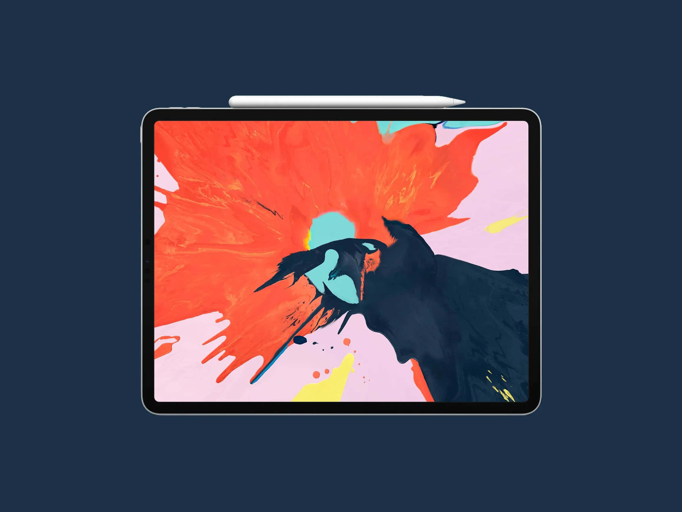 Apple iPad - 最佳觸控平板 壁紙 — 平板電腦顯示一幅充滿活力的抽象畫，在深藍色背景上帶有鮮明的橙色、粉紅色和藍綠色筆觸。