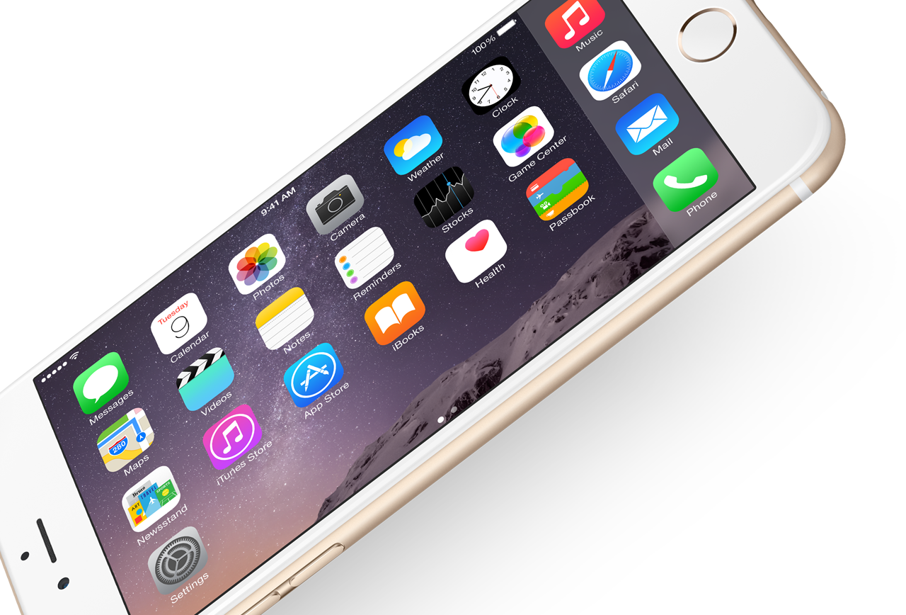 金色Apple iPhone 6 Plus斜角展示 壁紙 — 一部金色iPhone傾斜在黑色背景上，顯示充滿活力的iOS主屏幕，帶有應用程式圖標和山脈壁紙。