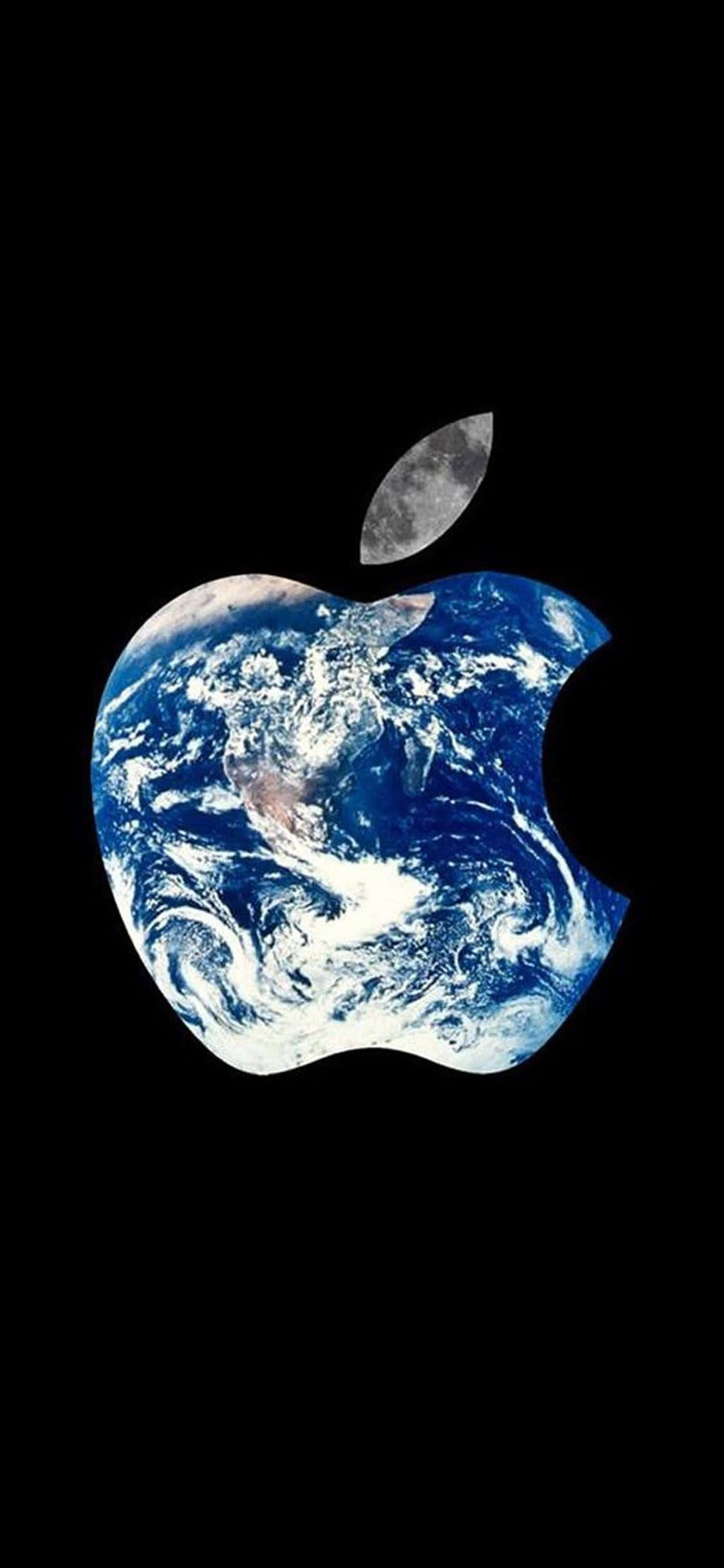 Apple iPhone XS Max 地球主題圖標 壁紙 — 一個宇宙風格的Apple標誌，由地球旋轉的藍色海洋和白色雲朵形成其剪影，背景是黑色虛空，上方有一彎新月。