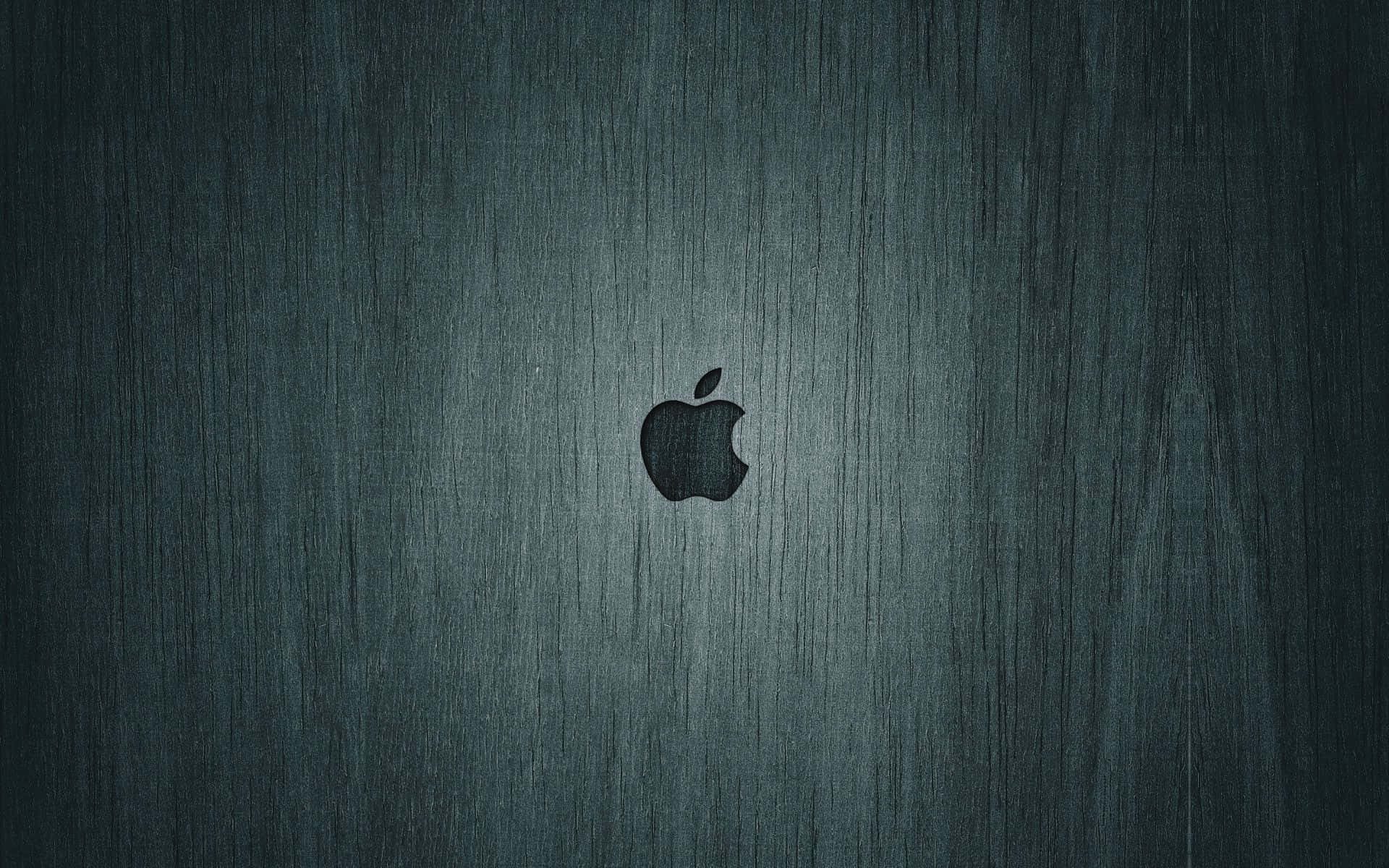 現代抽象設計的 Apple Mac 桌面 壁紙 — 一個極簡的Apple標誌，居中放置在帶有垂直拉絲紋理的深色紋理金屬表面上。