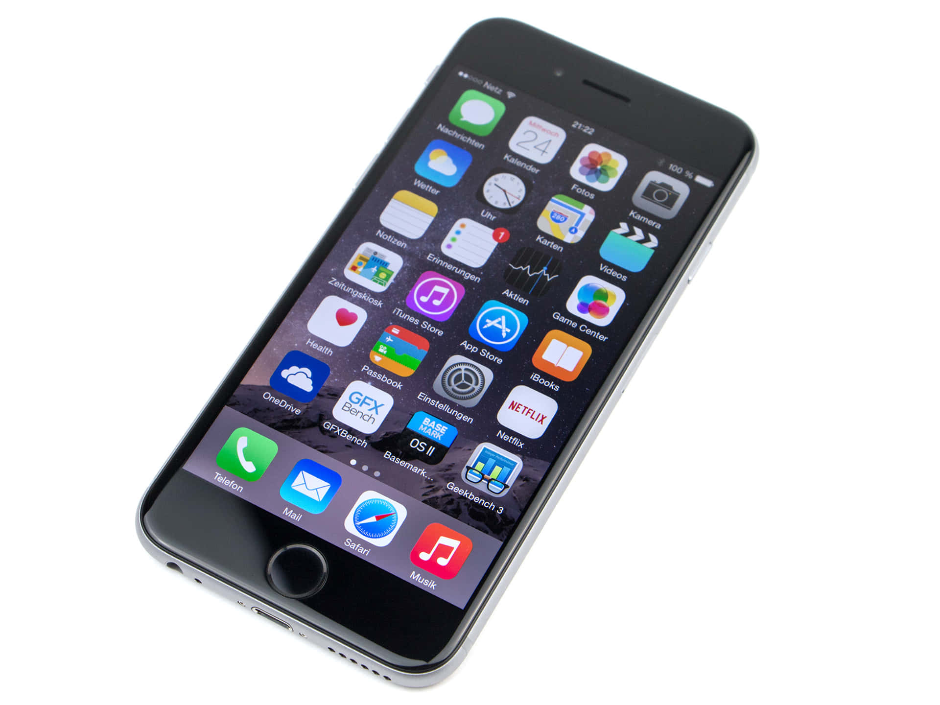Apple Phone 經典設計仍令使用者驚嘆 壁紙 — 一部時尚的黑色智能手機傾斜在白色背景上，顯示色彩繽紛的應用程式圖標和德語界面。