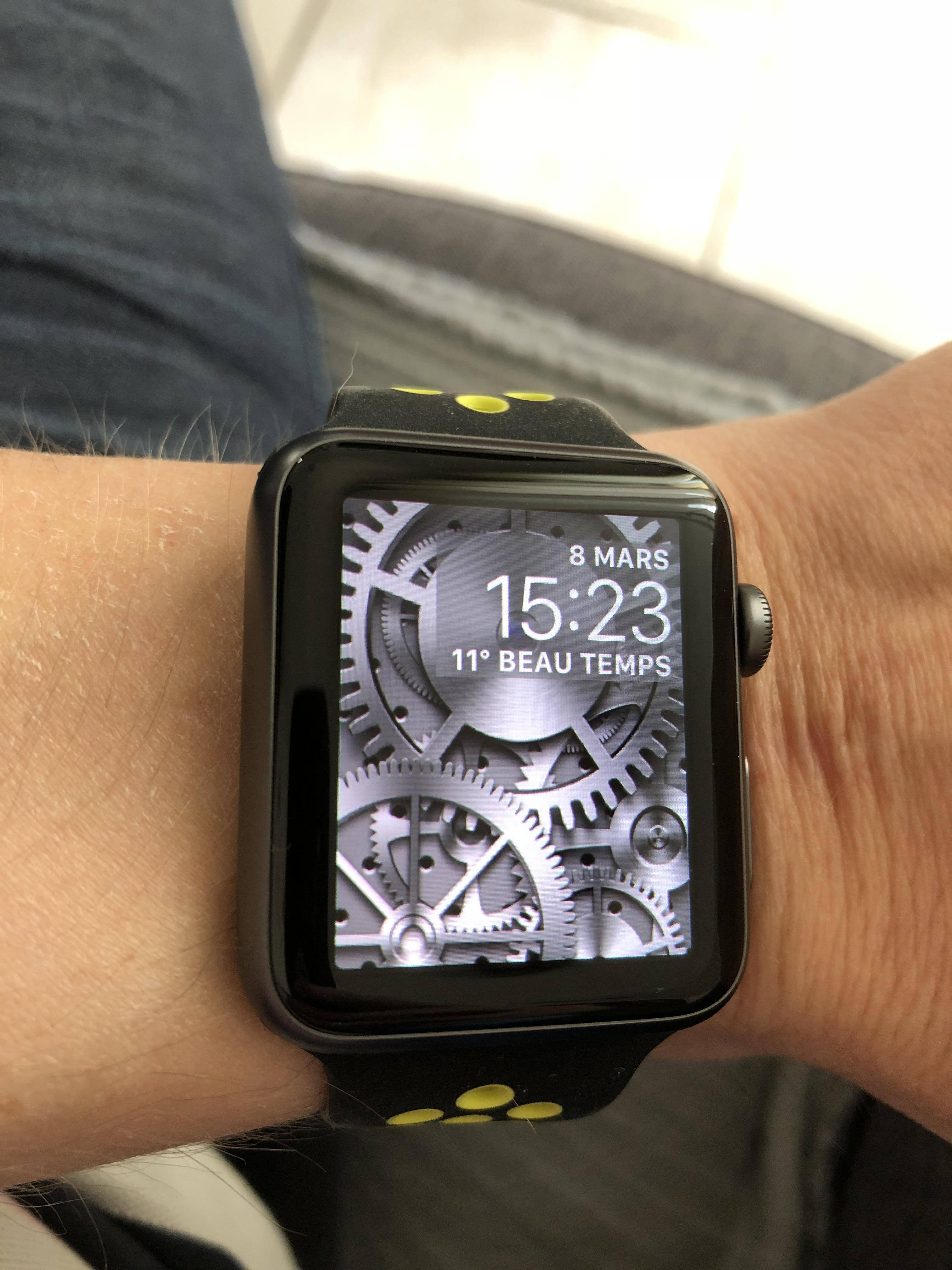 Apple Watch 機械齒輪錶盤 壁紙 — 智能手錶近距離特寫，顯示機械齒輪桌布，並在手腕上顯示時間和天氣資訊。