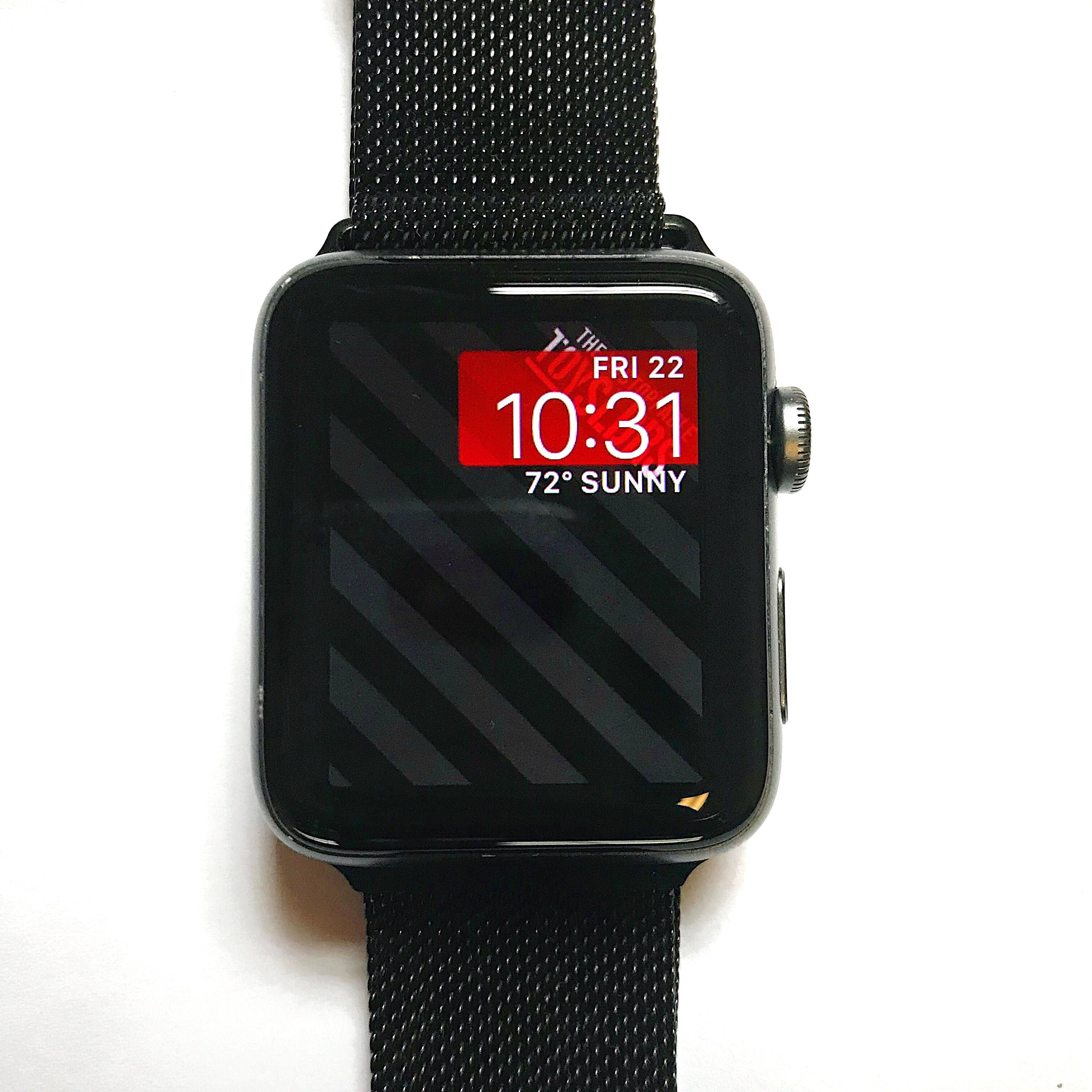 Apple Watch 金屬網格錶帶 壁紙 — 黑色Apple Watch配網狀錶帶，在陽光明媚、72度的天氣下顯示紅色數字時鐘，時間為10:31。