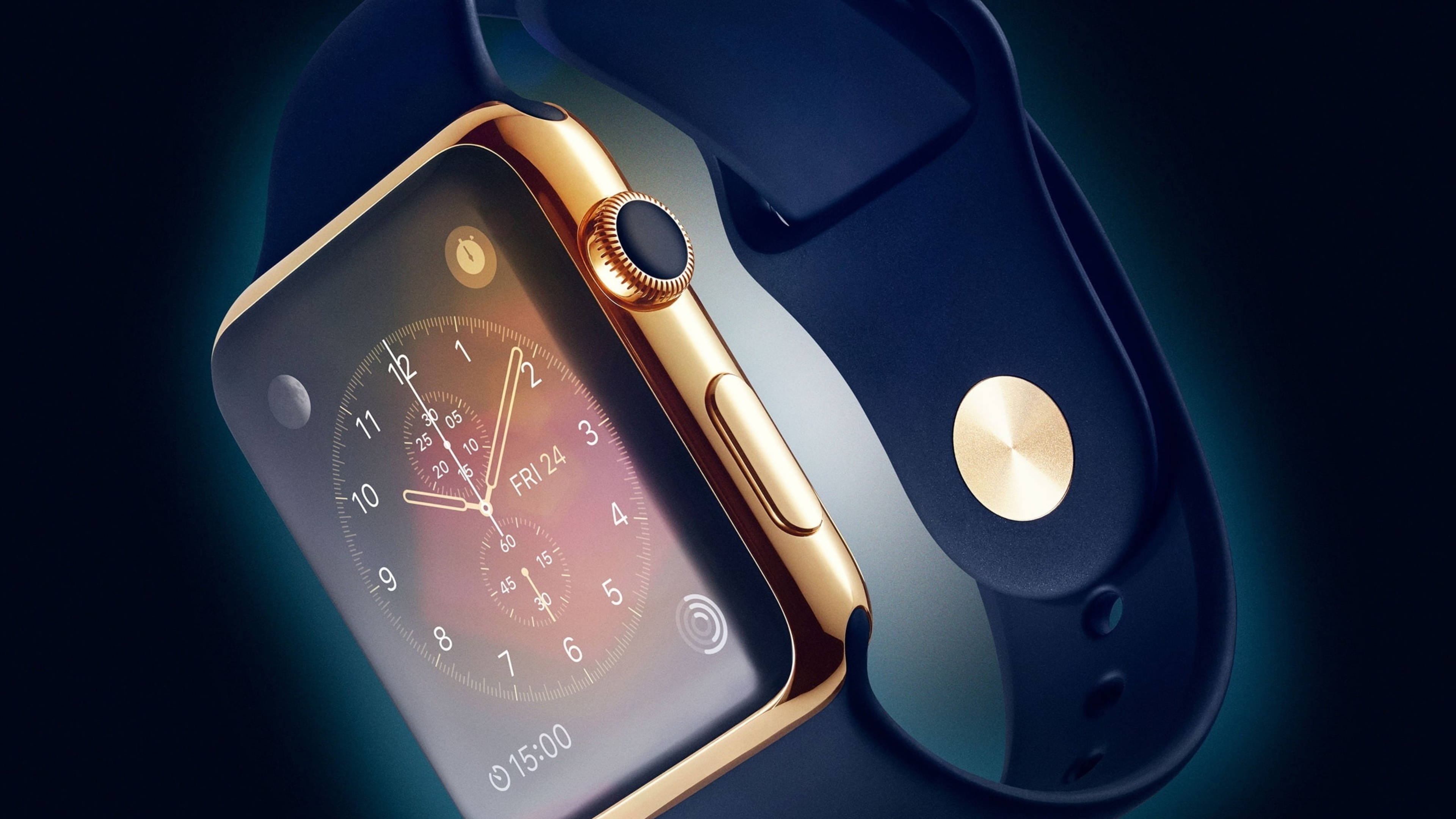 Apple Watch 銀色金邊款 壁紙 — 金色Apple Watch配深藍色錶帶，在深藍色背景上閃耀，帶有柔和的光線亮點。