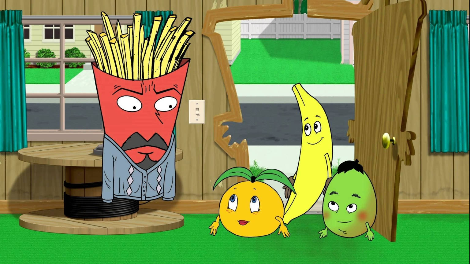 《Aqua Teen Hunger Force》水果小夥伴 壁紙 — 卡通薯條角色穿著襯衫站在木房間裡，香蕉、橙和牛油果從門後探頭出來。