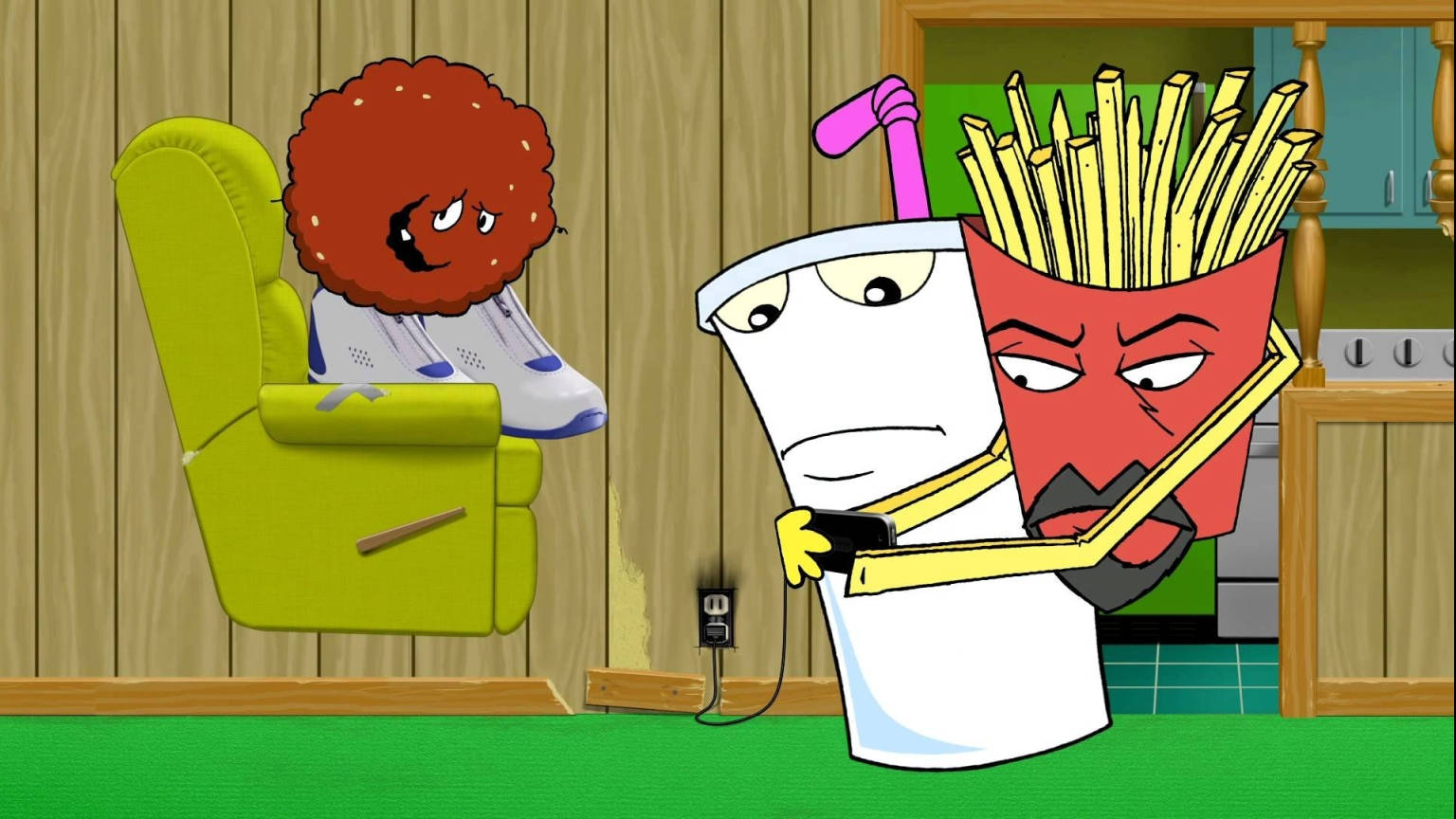 《Aqua Teen Hunger Force》三人組 壁紙 — 一張卡通辣椒熱狗坐在躺椅上，瞪著一個有手臂和鬍子、插在插座上的薯條杯。