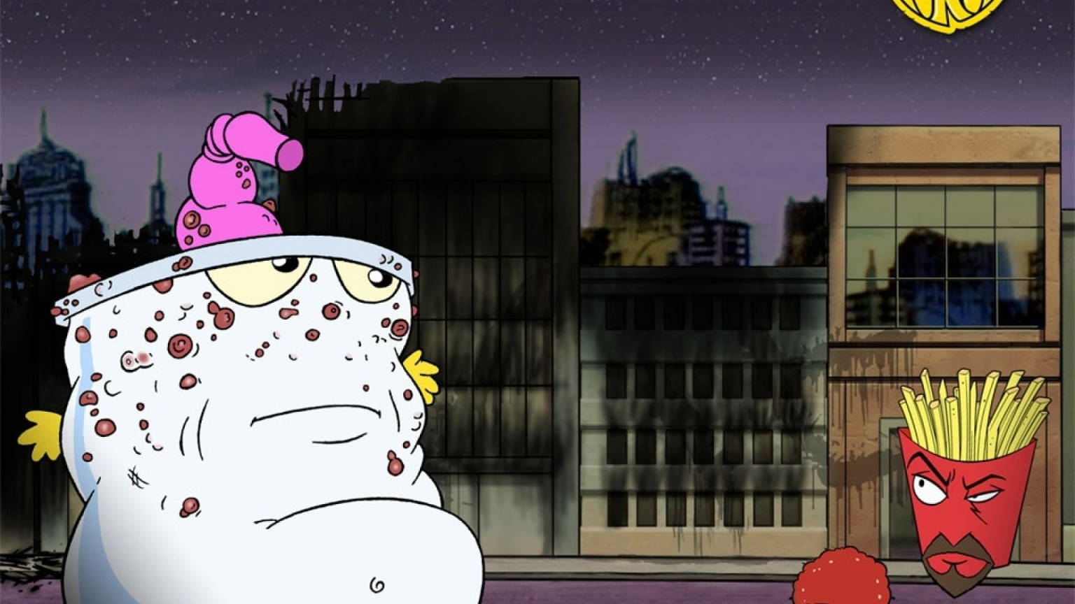 《Aqua Teen Hunger Force》髒兮兮的Master Shake 壁紙 — 一個卡通風格的白色團塊，帶有粉紅色天線和紅色斑點，夜晚站在廢墟城市景觀中，旁邊是一個薯條臉的角色。