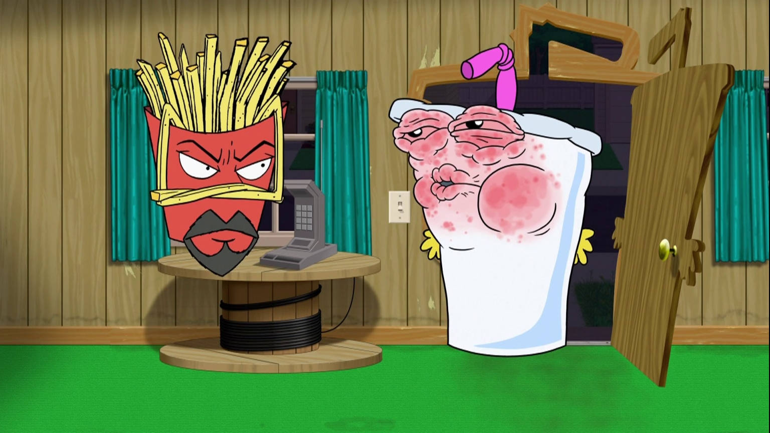 《Aqua Teen Hunger Force》腫脹的Master Shake 壁紙 — 兩個卡通快餐角色，一個薯條頭反派和一個粉紅色奶昔怪物，站在一個有綠色地毯的木房間裡。