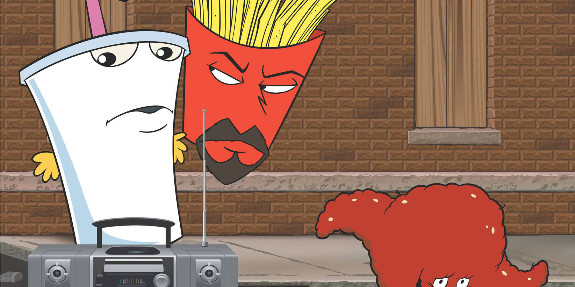 Aqua Teen Hunger Force 街頭對峙 壁紙 — 一個卡通奶昔杯和薯條角色，帶著憤怒的眼神，站在磚牆附近的音箱旁。