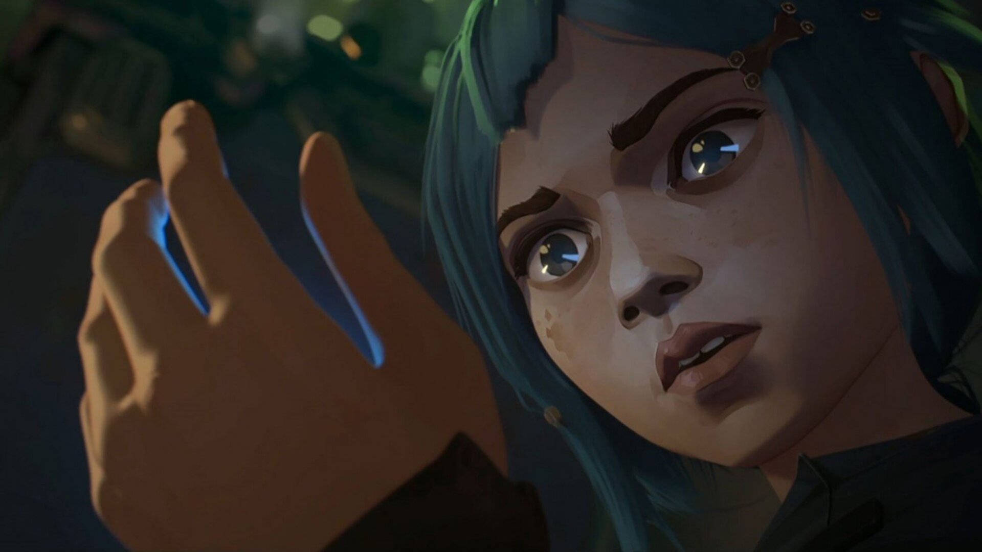Arcane：Powder 與 HexTech 珠寶 壁紙 — 一個年輕女性嘅特寫，佢有藍色頭髮同發光嘅眼睛，喺昏暗嘅城市環境中伸出手。