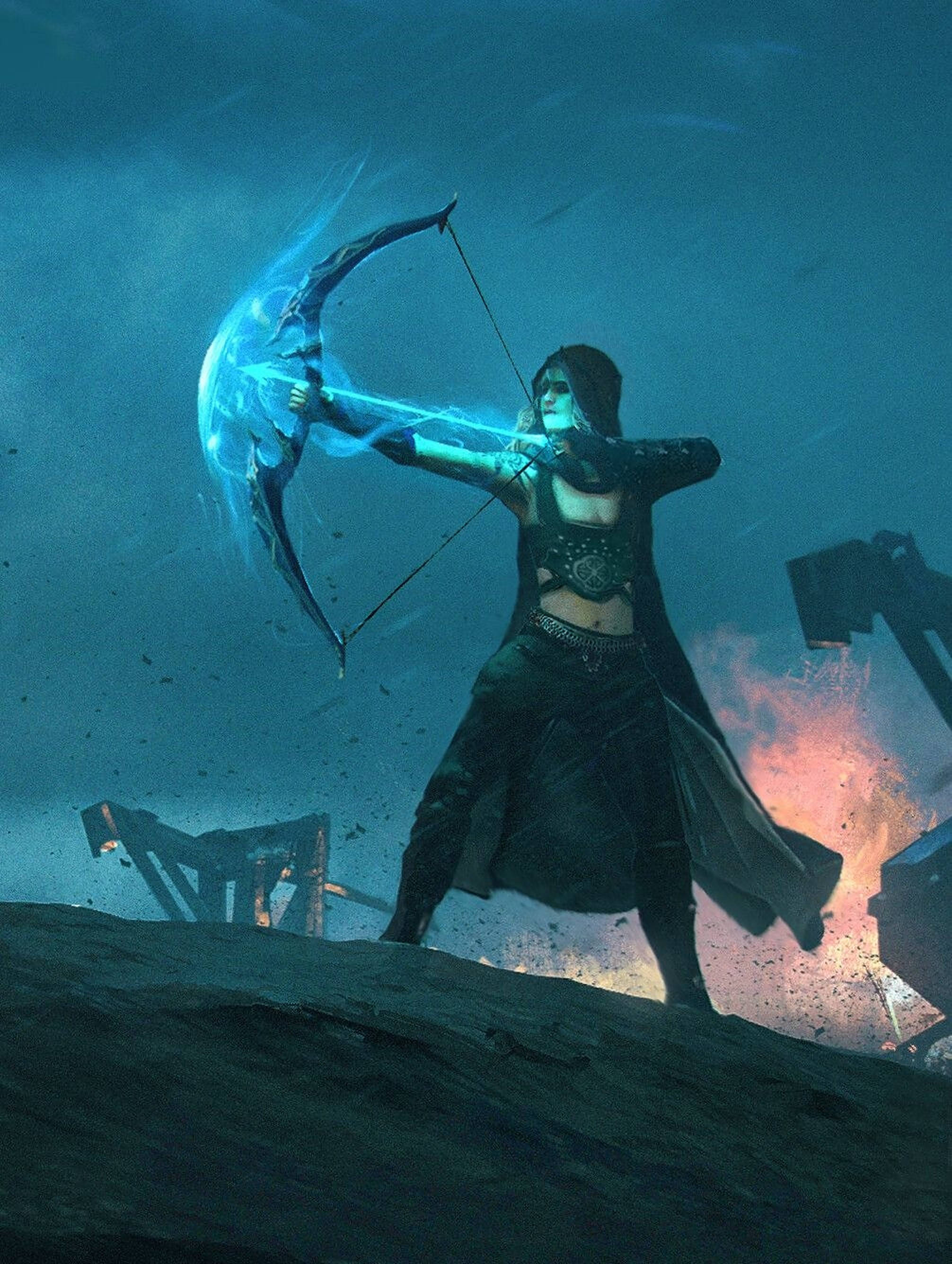 《Arcane》射箭 壁紙 — 一位黑髮弓箭手身穿黑色長袍，在岩石懸崖上拉開發光的藍色弓，身後爆發熾熱的爆炸。