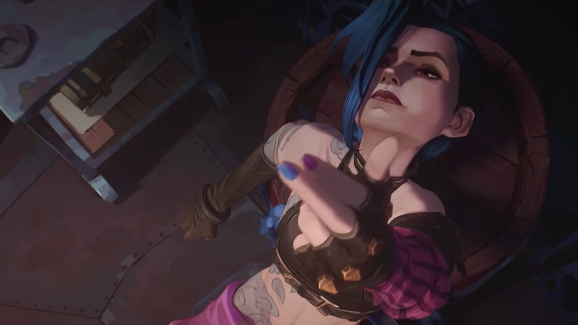 Arcane：無表情的 Jinx 壁紙 — 一位藍髮動漫女性斜靠在木桶中，在昏暗燈光下自信地微笑並向前指。