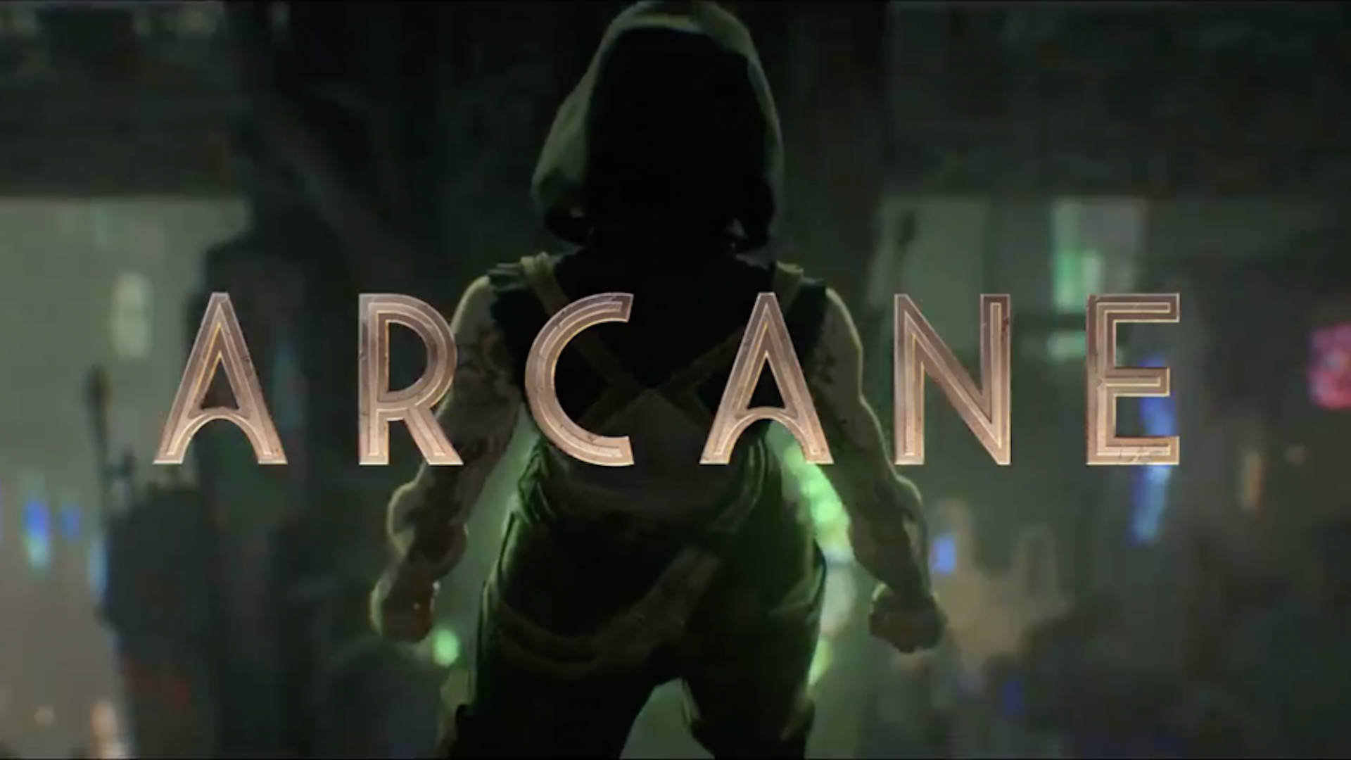 Arcane：維重返祖安 壁紙 — 一個戴著兜帽的身影站在霓虹燈閃爍的都市小巷中，而「arcane」這個詞以金屬字體發光。