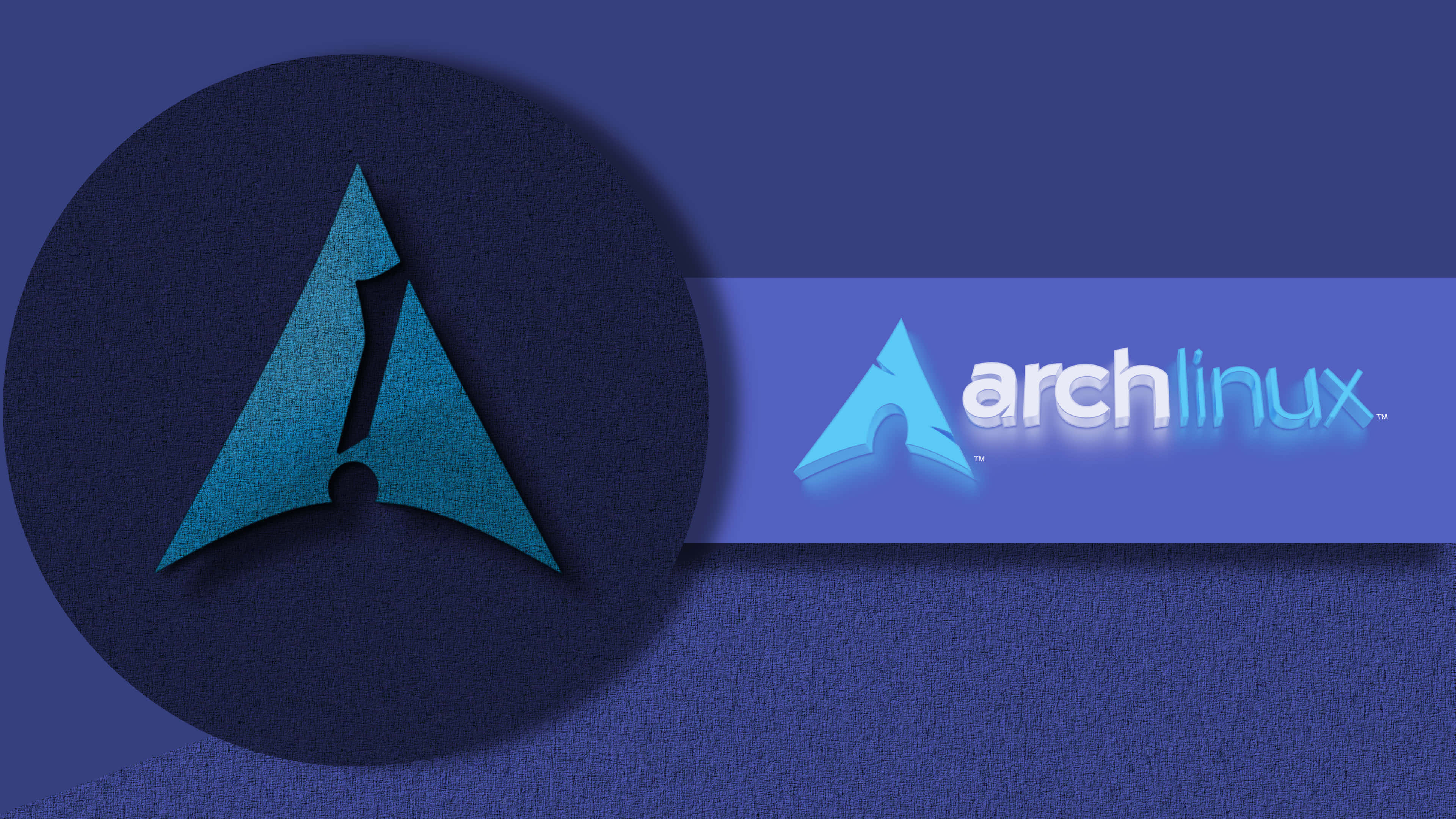 Arch Linux 桌布 壁紙 — Arch Linux 標誌以發光藍色顯示在帶有紋理的深藍色背景上，並帶有圓形徽章。