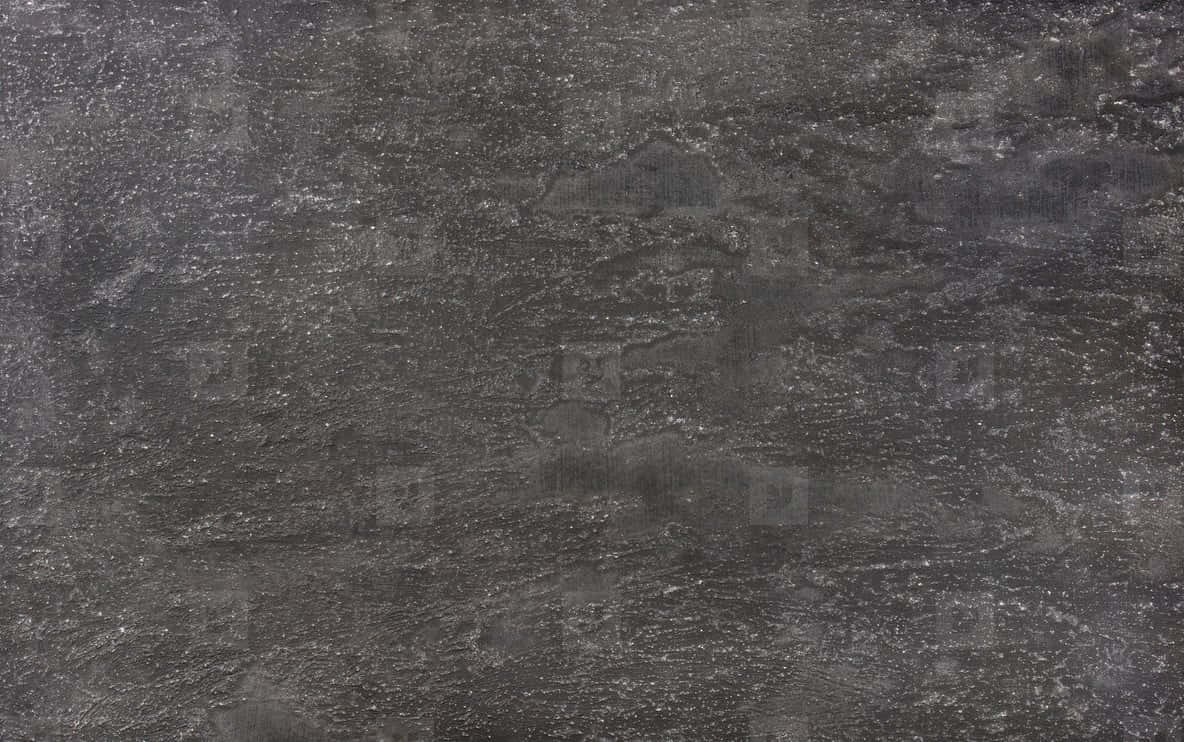 Arctec 黑色混凝土紋理壁紙 壁紙 — 深灰色紋理表面的特寫，帶有細微的白色斑點和不規則圖案。