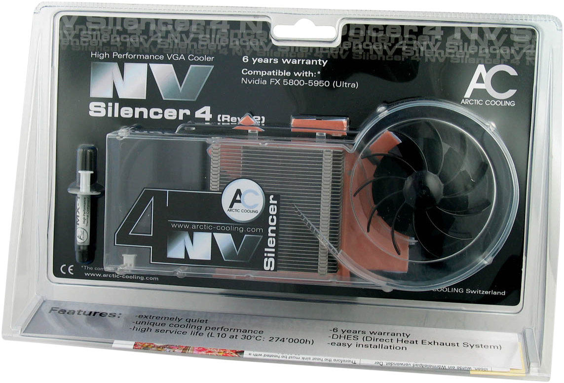 Arctic Cooling NV Silencer4 VGA散熱器包裝 壁紙 — 一個包裝好的 Arctic Cooling NV Silencer 4 VGA 散熱器，附有風扇、散熱片和導熱膏，放在透明塑膠零售盒內。
