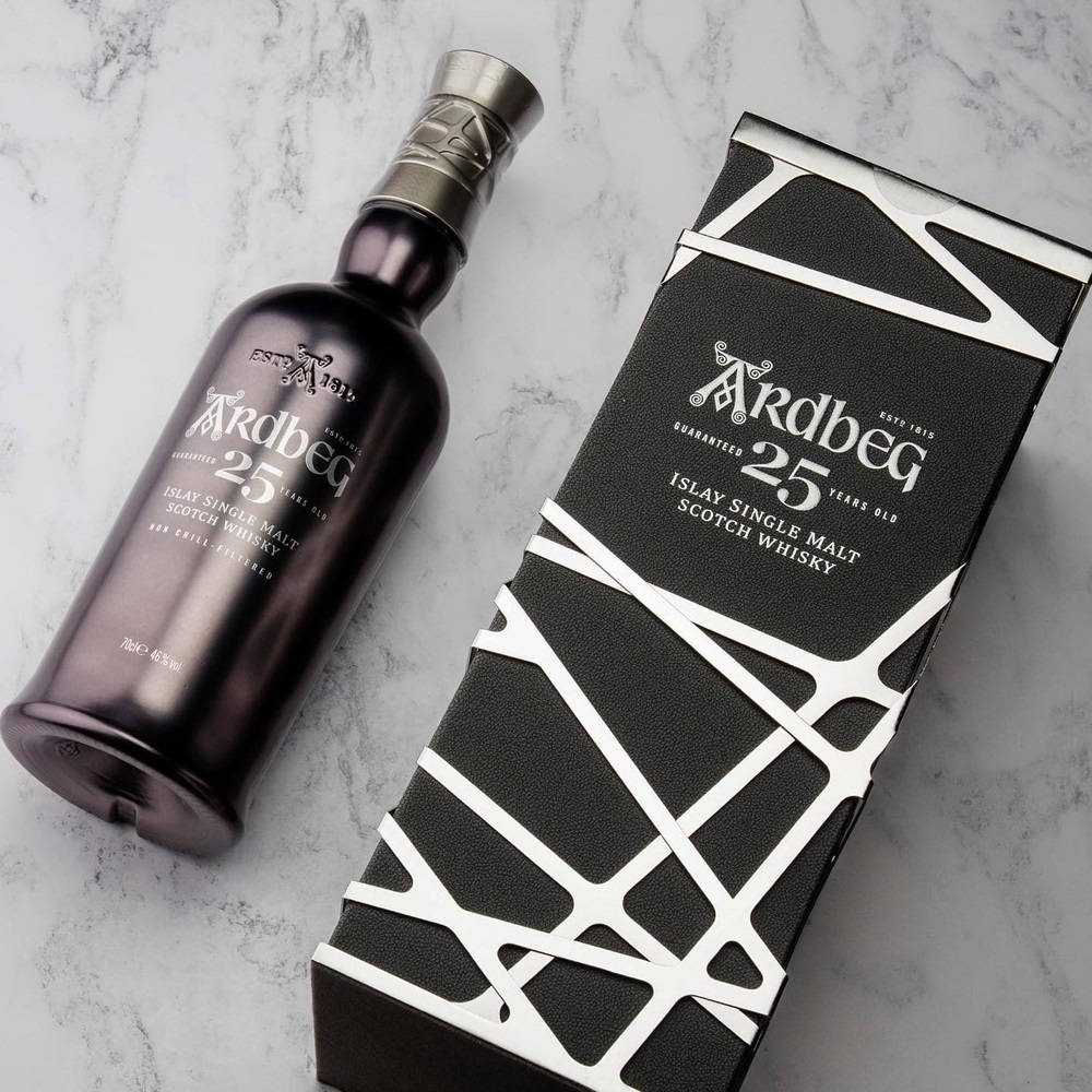 大理石上的 Ardbeg 25 Year Old 威士忌酒瓶和盒子