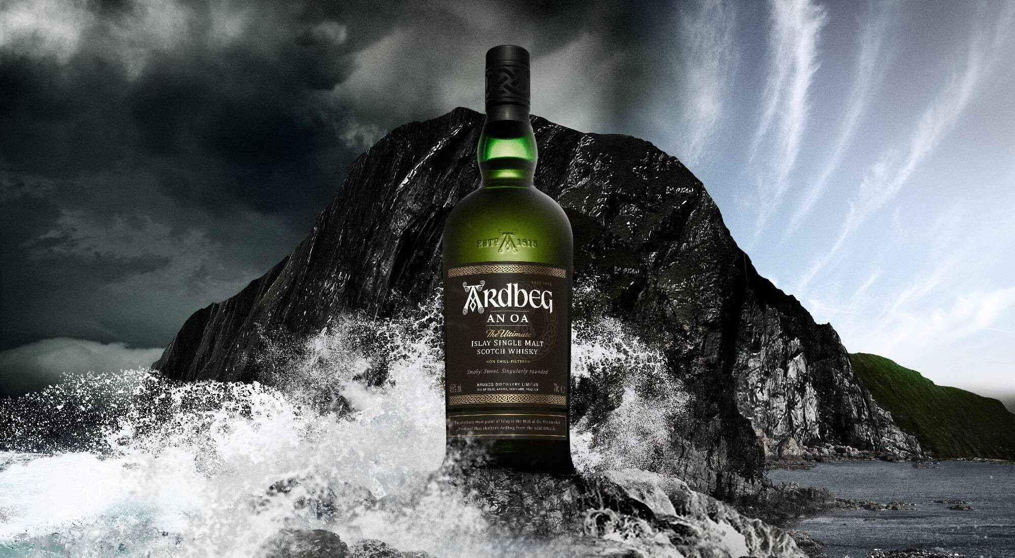 Ardbeg An Oa 威士忌與海浪 壁紙 — 一瓶綠色Ardbeg An Oa威士忌酒瓶在洶湧的海浪中屹立不倒，背景是風暴中的懸崖。
