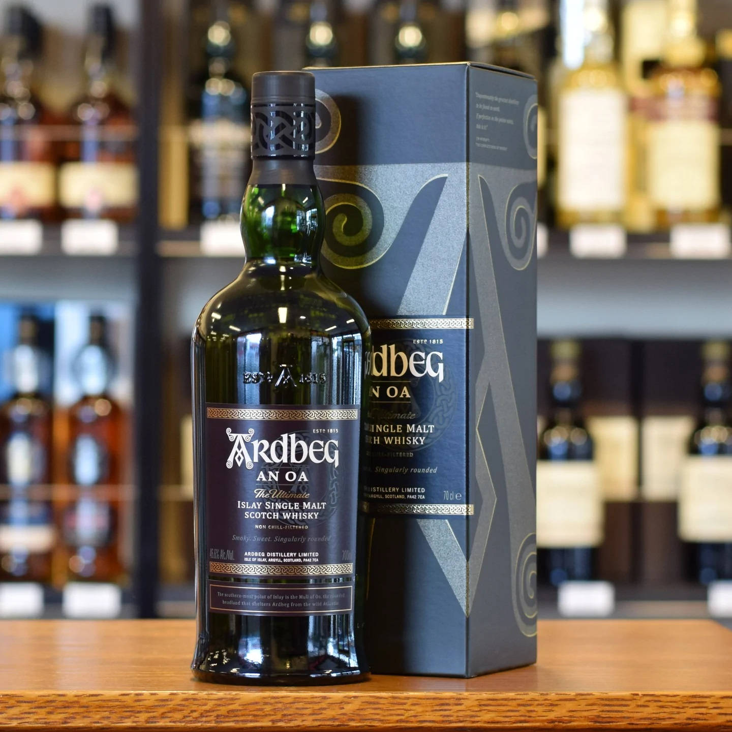 酒舖木枱上嘅Ardbeg An Oa威士忌酒樽同盒。