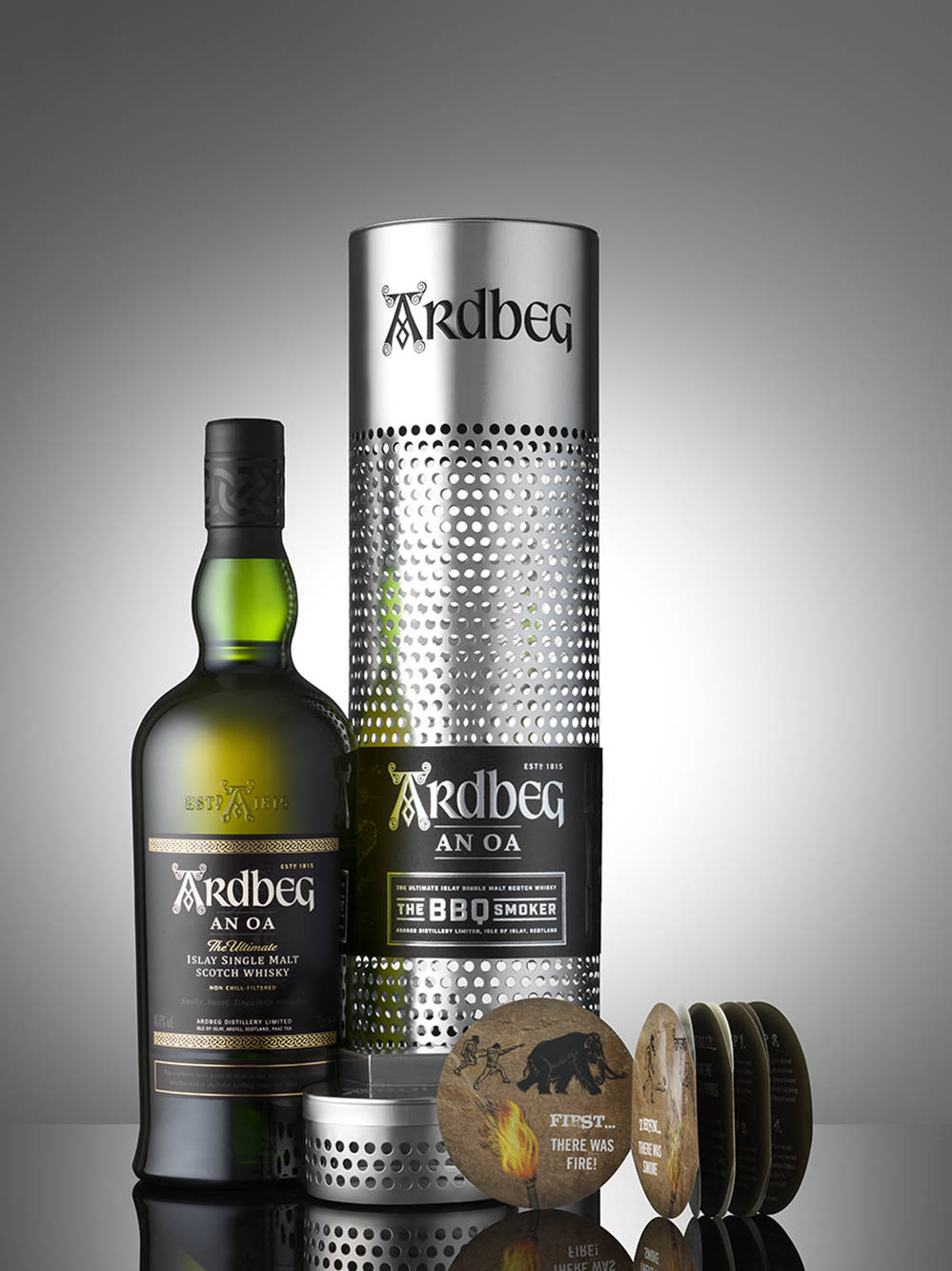 Ardbeg An Oa威士忌酒瓶和包裝，反光表面上有品牌杯墊。