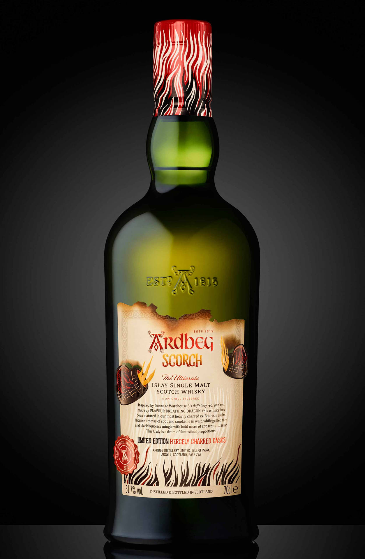 在深色背景上，一瓶帶有紅色和黑色條紋瓶蓋的綠色Ardbeg Scorch威士忌。