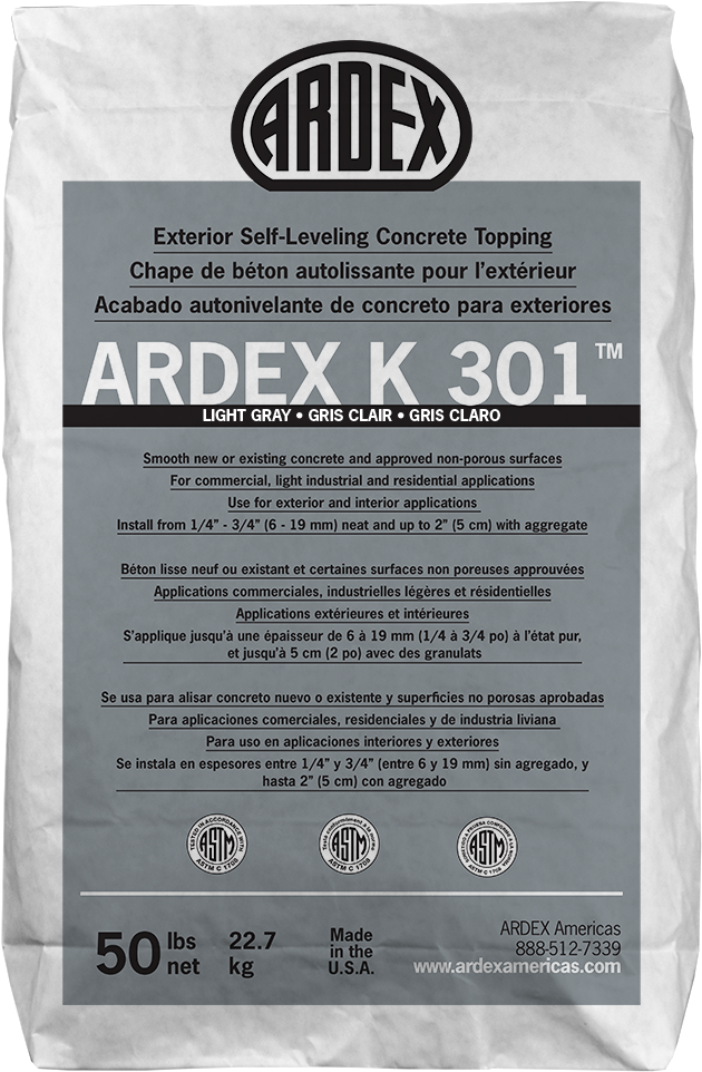 ARDEX K 301 外牆自流平混凝土面層袋裝 壁紙 — Ardex K 301 淺灰色室外自流平混凝土面層白色袋的特寫，附有多語言文字和ASTM標誌。