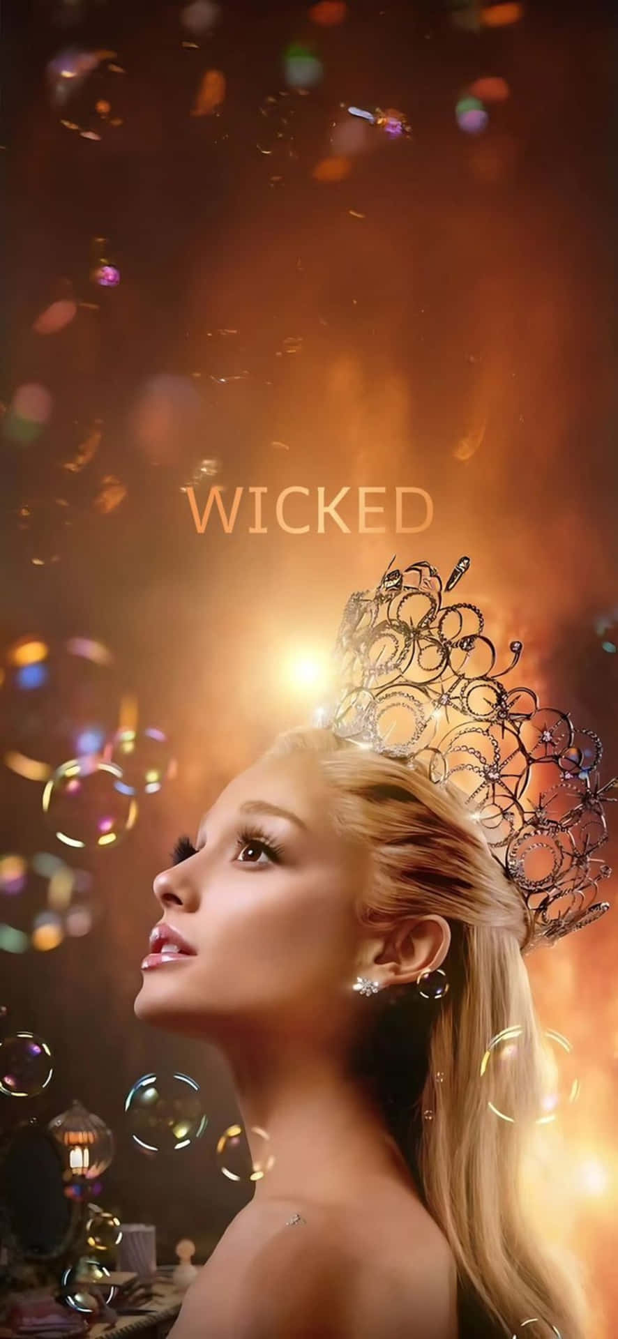  壁紙 — Ariana Grande 戴著華麗的王冠，向上凝視，彩色泡泡在溫暖的金色光芒中圍繞著她漂浮。