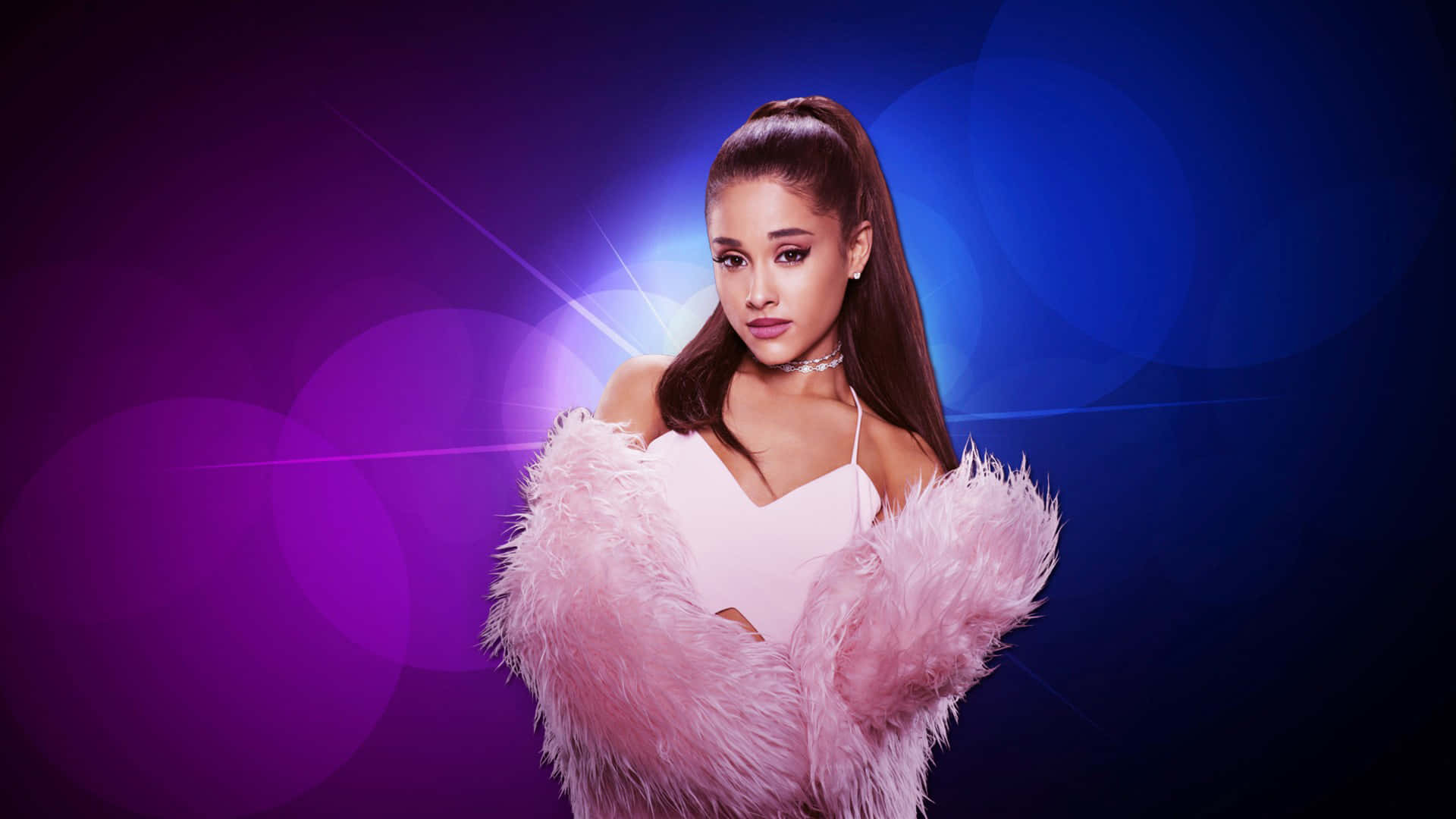  壁紙 — Ariana Grande 自信地擺姿勢，身穿粉紅色羽毛服裝，背景是充滿活力的紫色和藍色散景。