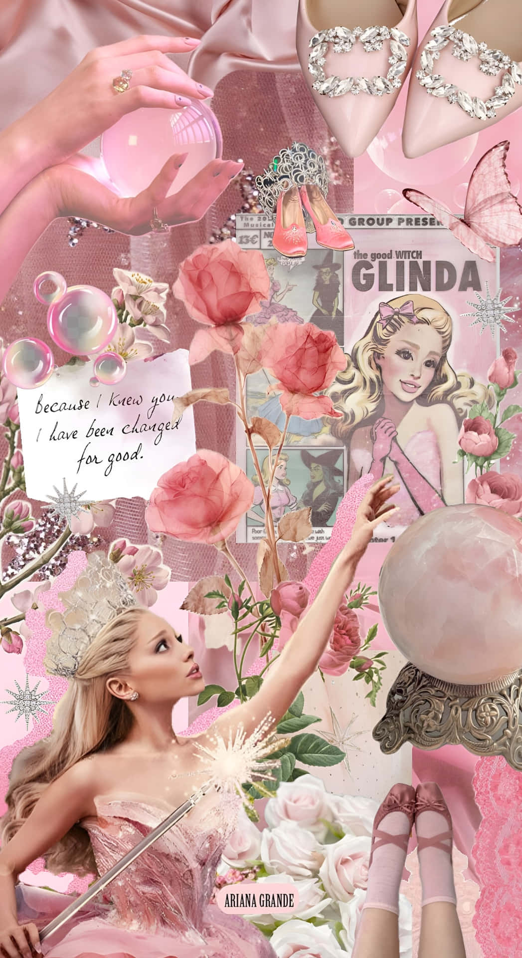  壁紙 — Ariana Grande 飾演 Glinda，在夢幻粉紅幻想拼貼中，配有玫瑰、水晶和女巫道具。