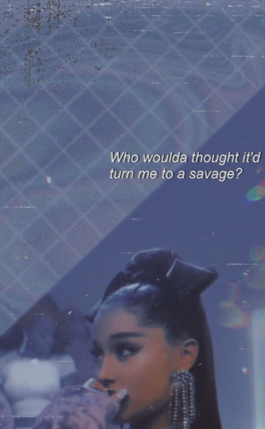 Aesthetic Ariana Grande 桌布 壁紙 — Ariana Grande 側面輪廓，搭配帶有故障效果的藍色網格背景和文字疊加。