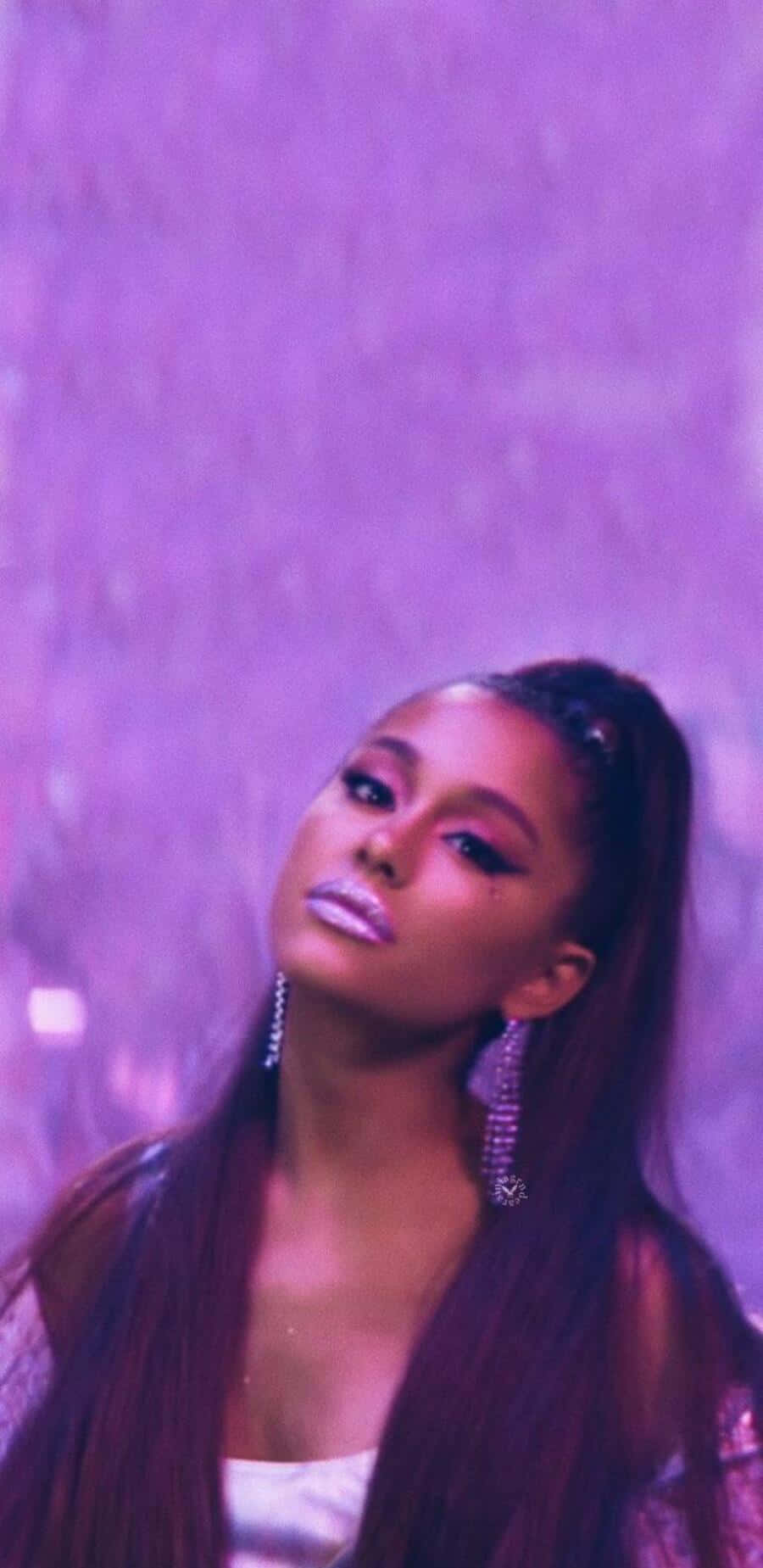 Aesthetic Ariana Grande 桌布 壁紙 — Ariana Grande 向上凝視，閃亮嘴唇和垂墜耳環，背景是充滿活力的紫色紋理。