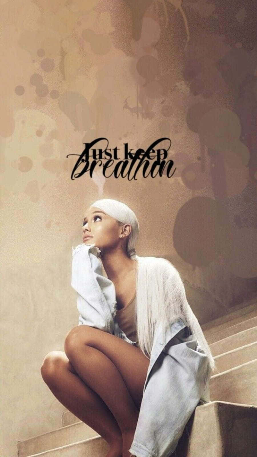 Aesthetic Ariana Grande 桌布 壁紙 — Ariana Grande 沉思地坐在石階上，背景是帶紋理的米色牆壁，上面有優雅字體的「Just keep breathing」字句。