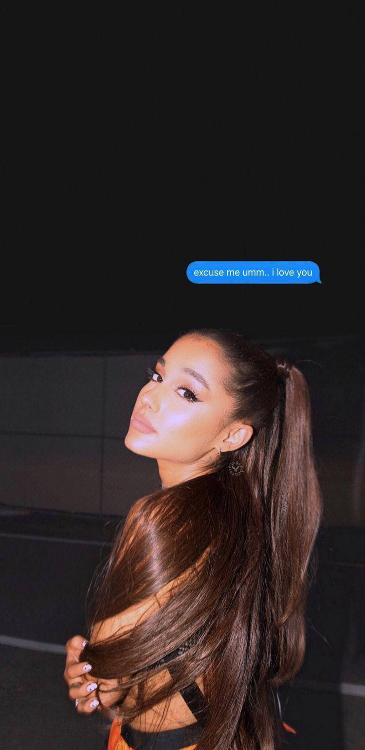 Ariana Grande 有個對話框寫住 excuse me umm i love you。