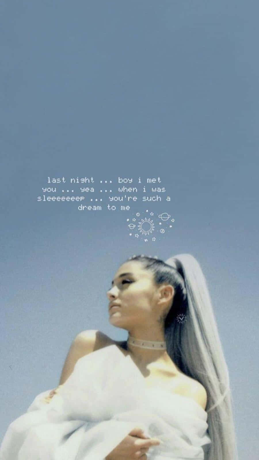 Aesthetic Ariana Grande 桌布 壁紙 — Ariana Grande 身穿白色垂墜服裝，在清澈的藍天下仰望，夢幻般的文字和天體塗鴉漂浮在她的頭頂上方。