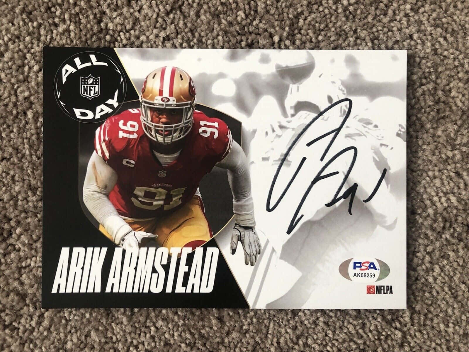 地毯上的Arik Armstead簽名NFL美式足球交易卡。