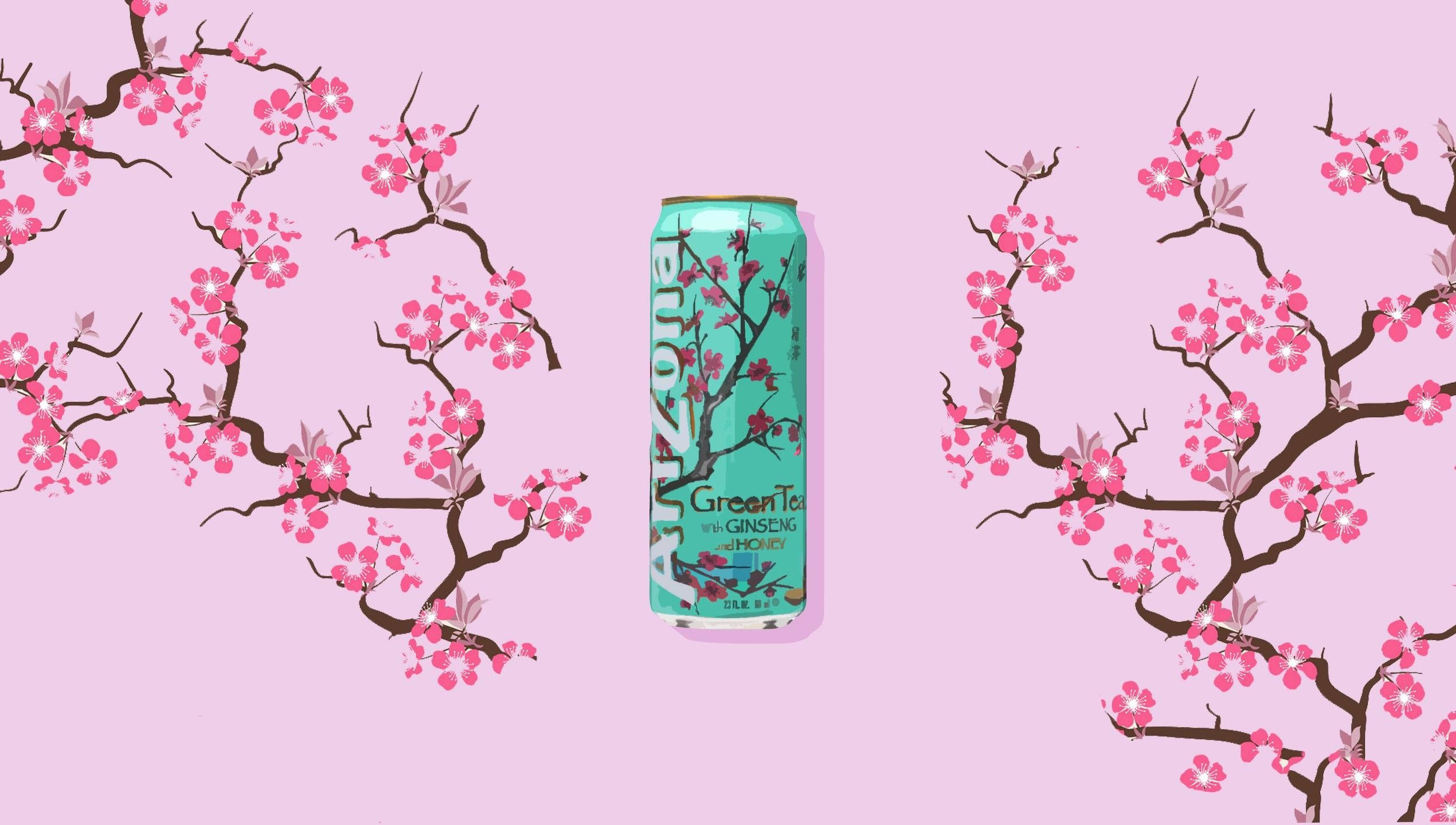 AriZona汽水櫻花蒸汽波桌面 壁紙 — 一個青綠色的亞利桑那綠茶罐，含人參和蜂蜜口味，置於柔和的粉紅色背景中央，背景飾有粉紅色的櫻花枝。