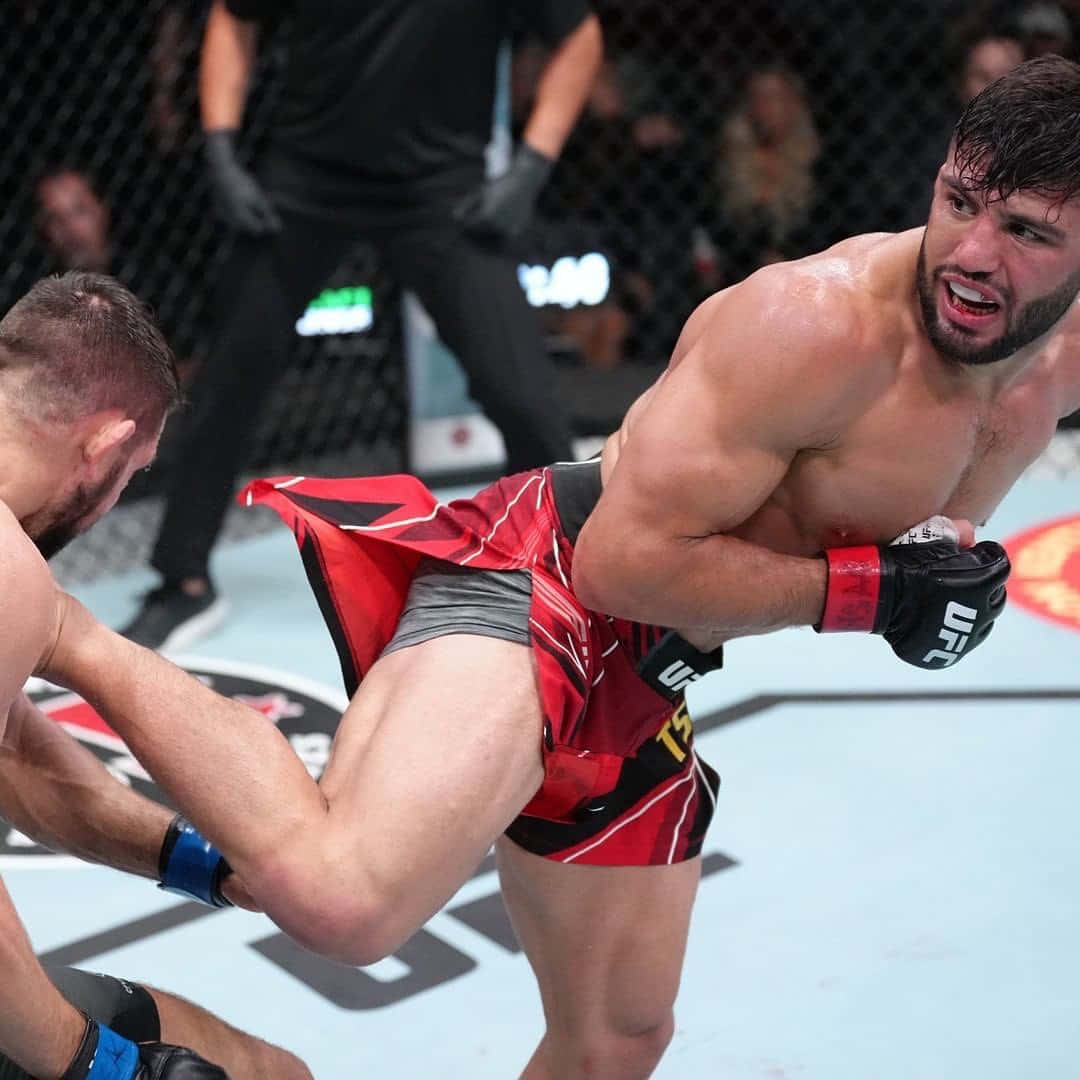 兩名MMA拳手在UFC八角籠內激烈交換踢擊。