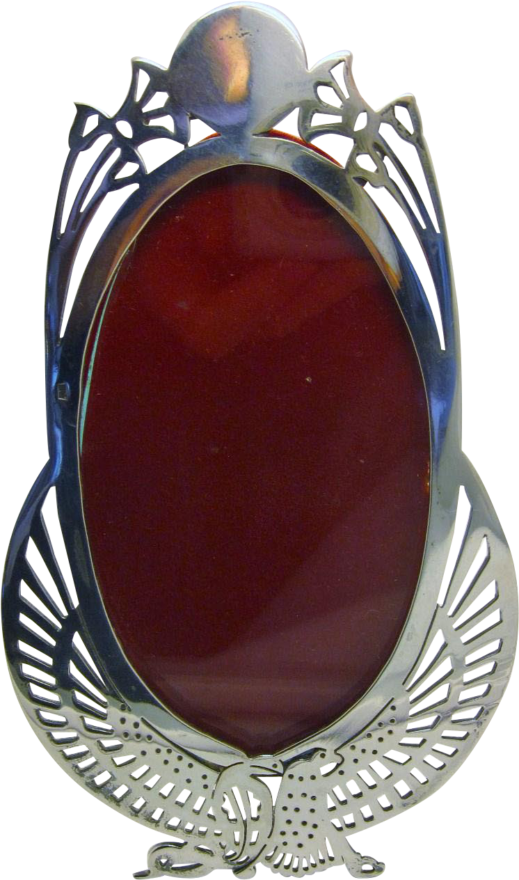Art Nouveau Gemstone Brooch 壁紙 — 一個華麗的銀色新藝術風格胸針，帶有深紅色寶石和風格化的鳥類圖案，背景為黑色。