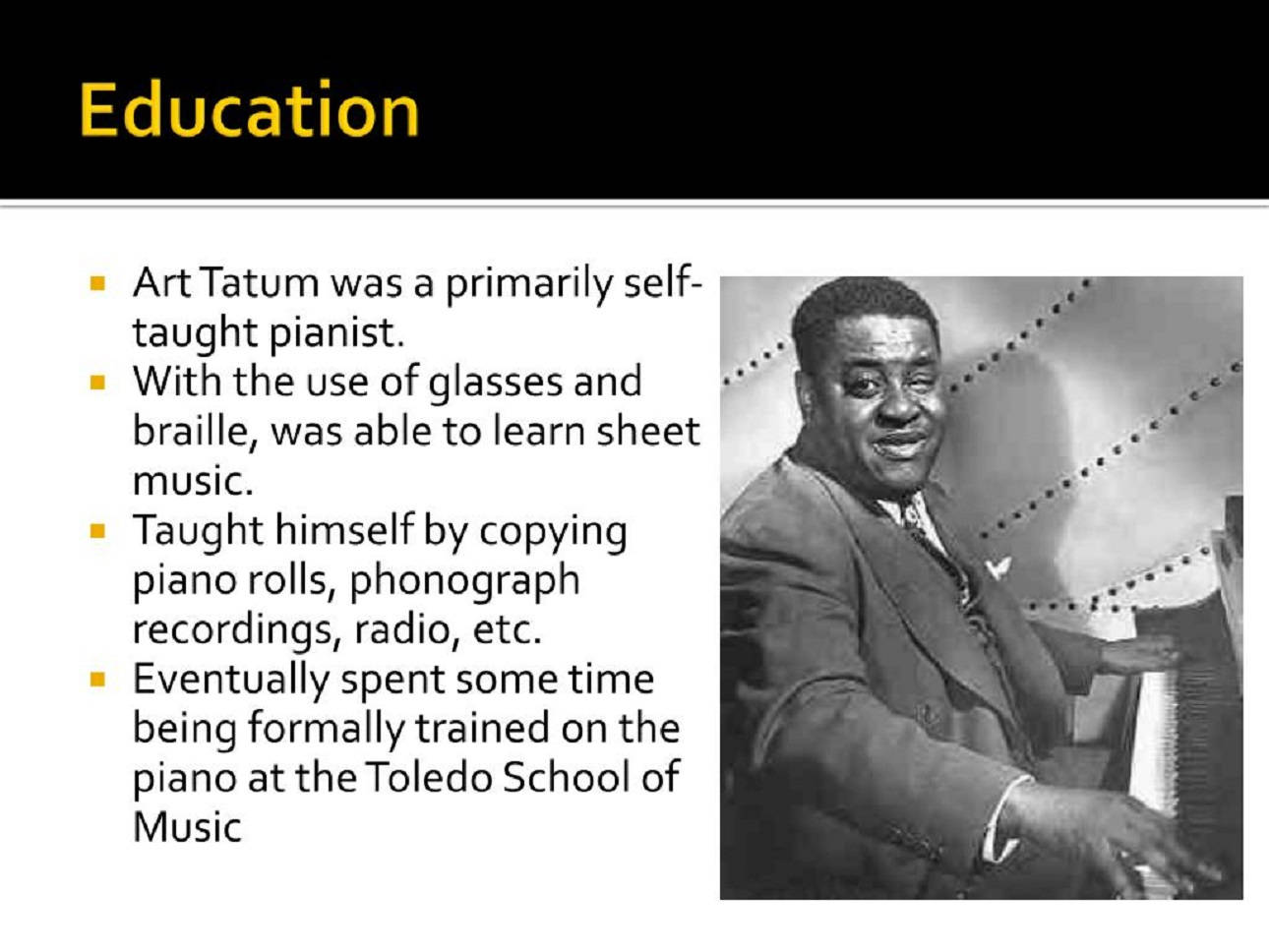 Art Tatum 傳奇教育背景 壁紙 — Art Tatum 微笑彈鋼琴的黑白肖像，附有關他自學音樂歷程的文字。
