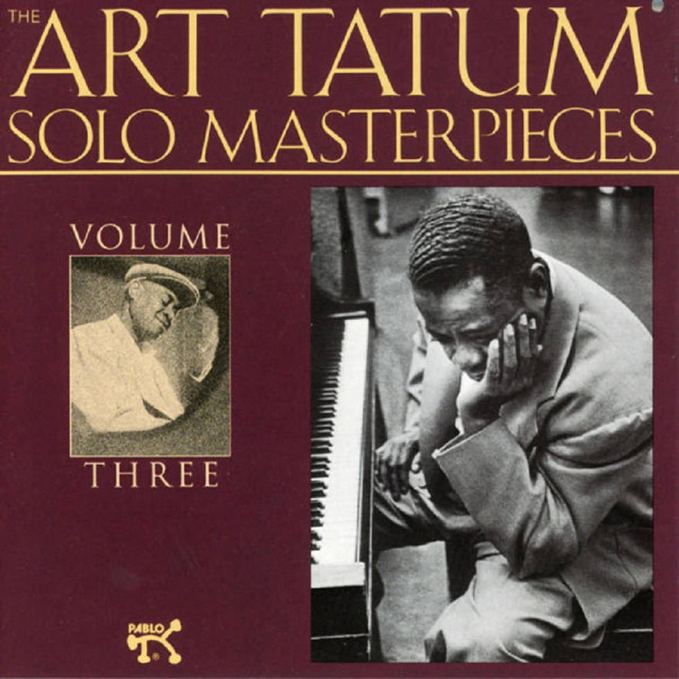Art Tatum 獨奏經典作品集 第三卷 專輯封面 壁紙 — 一張復古爵士專輯封面，Art Tatum 的黑白照片，倚在鋼琴上沉思，背景為深酒紅色。