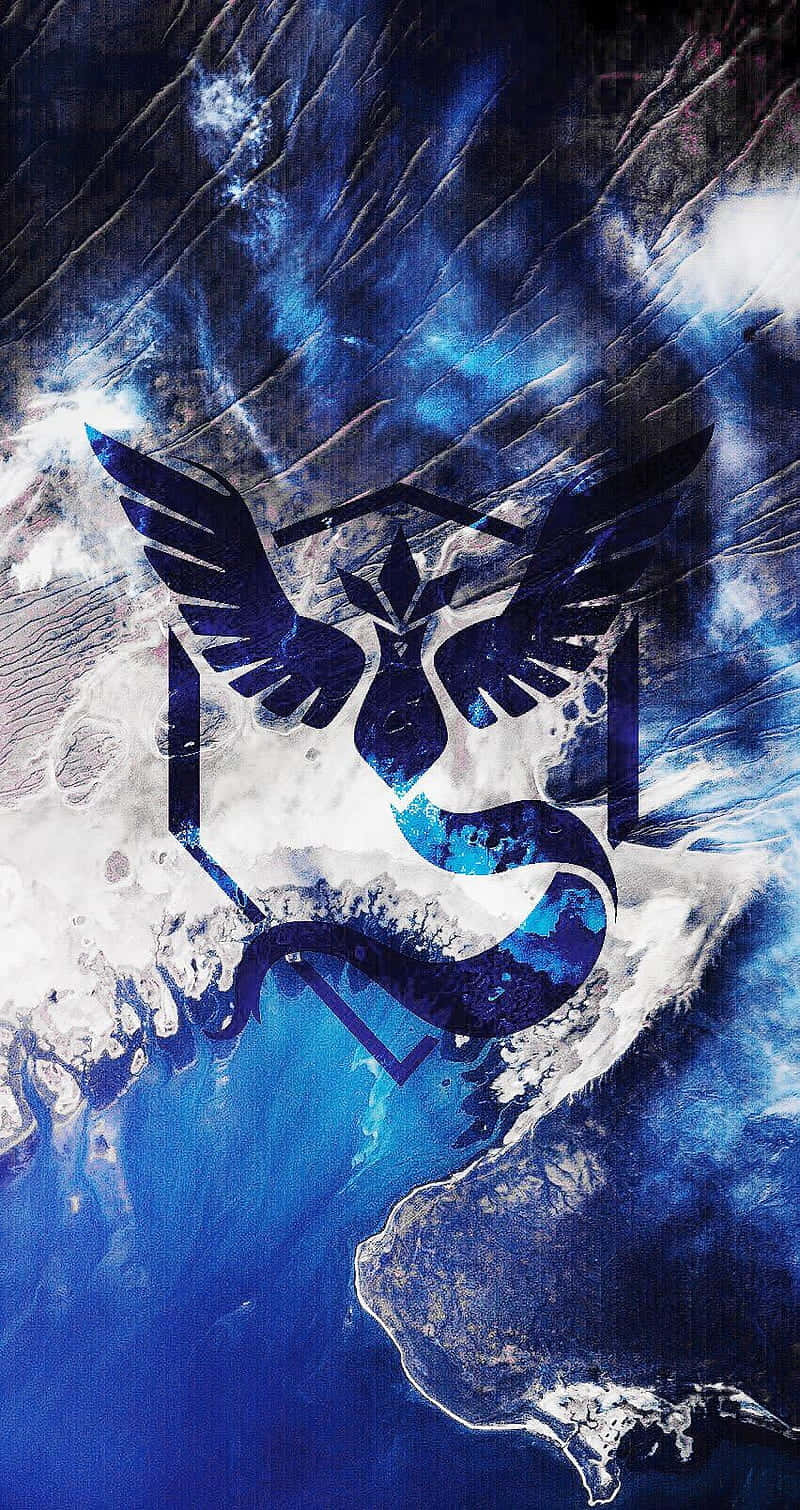 Articuno 流體藝術背景 壁紙 — 一個風格化的藍白鳳凰標誌從旋轉的宇宙雲層中浮現，背景是深藍色的星雲。