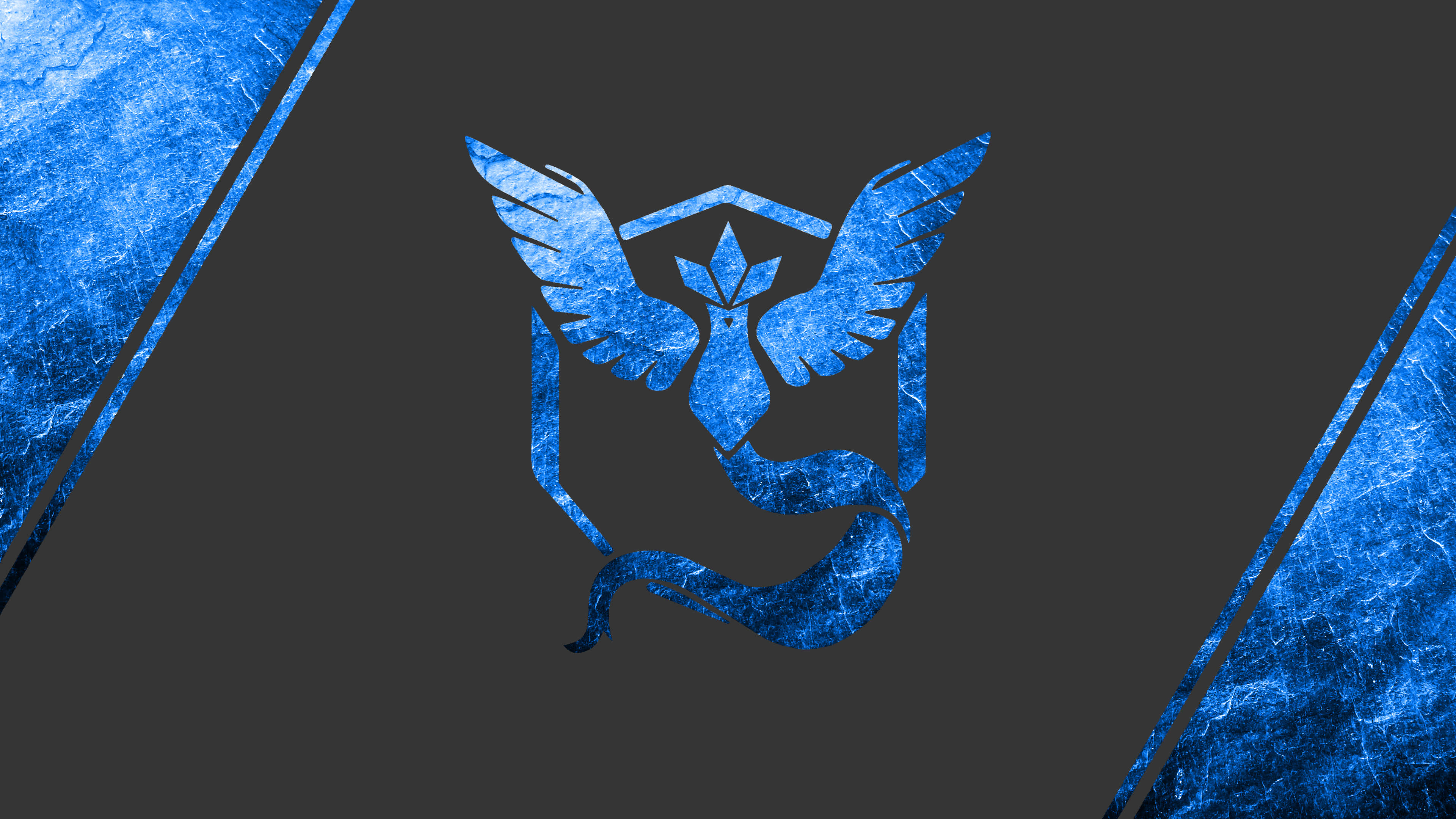 Articuno 站在深灰色背景前 壁紙 — 一個帶有翅膀和星星的藍色紋理超夢夢標誌，居中在帶有對角藍色面板的深灰色背景上。