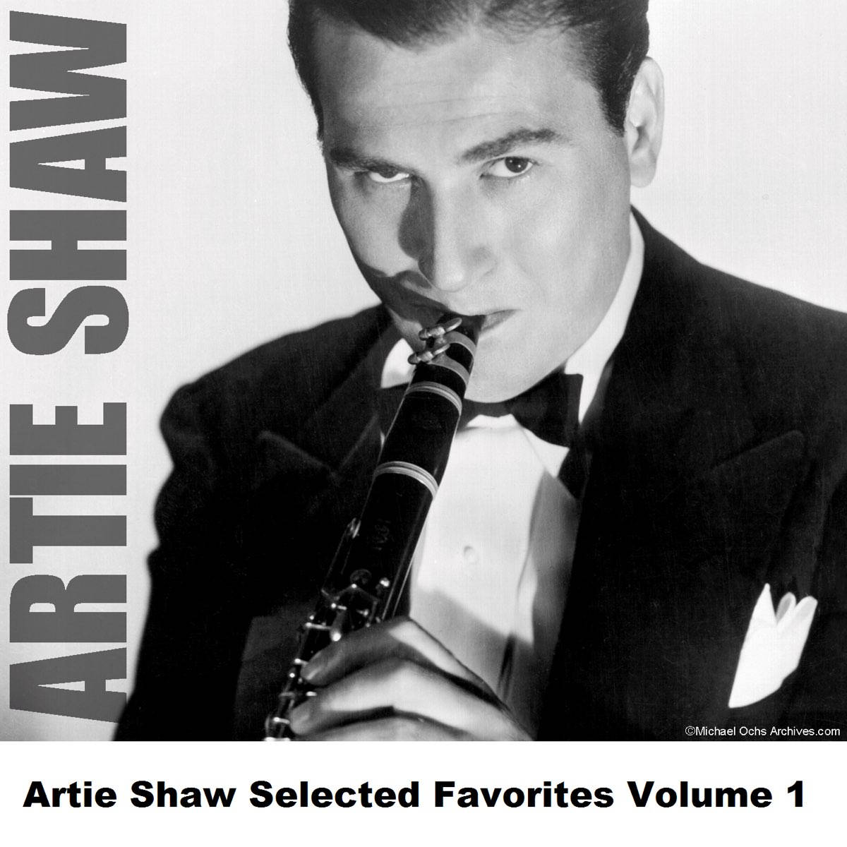 Artie Shaw 穿著正式服裝在工作室肖像中演奏單簧管。