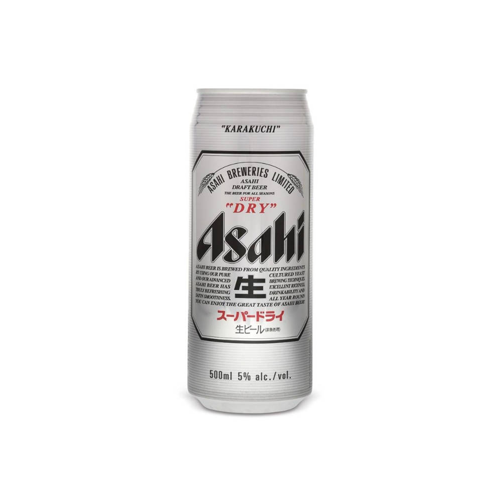 Asahi Super Dry 啤酒罐 壁紙 — 一個時尚的銀色 Asahi Super Dry 啤酒罐，帶有粗體黑色和紅色文字，居中放置在乾淨的白色背景上。