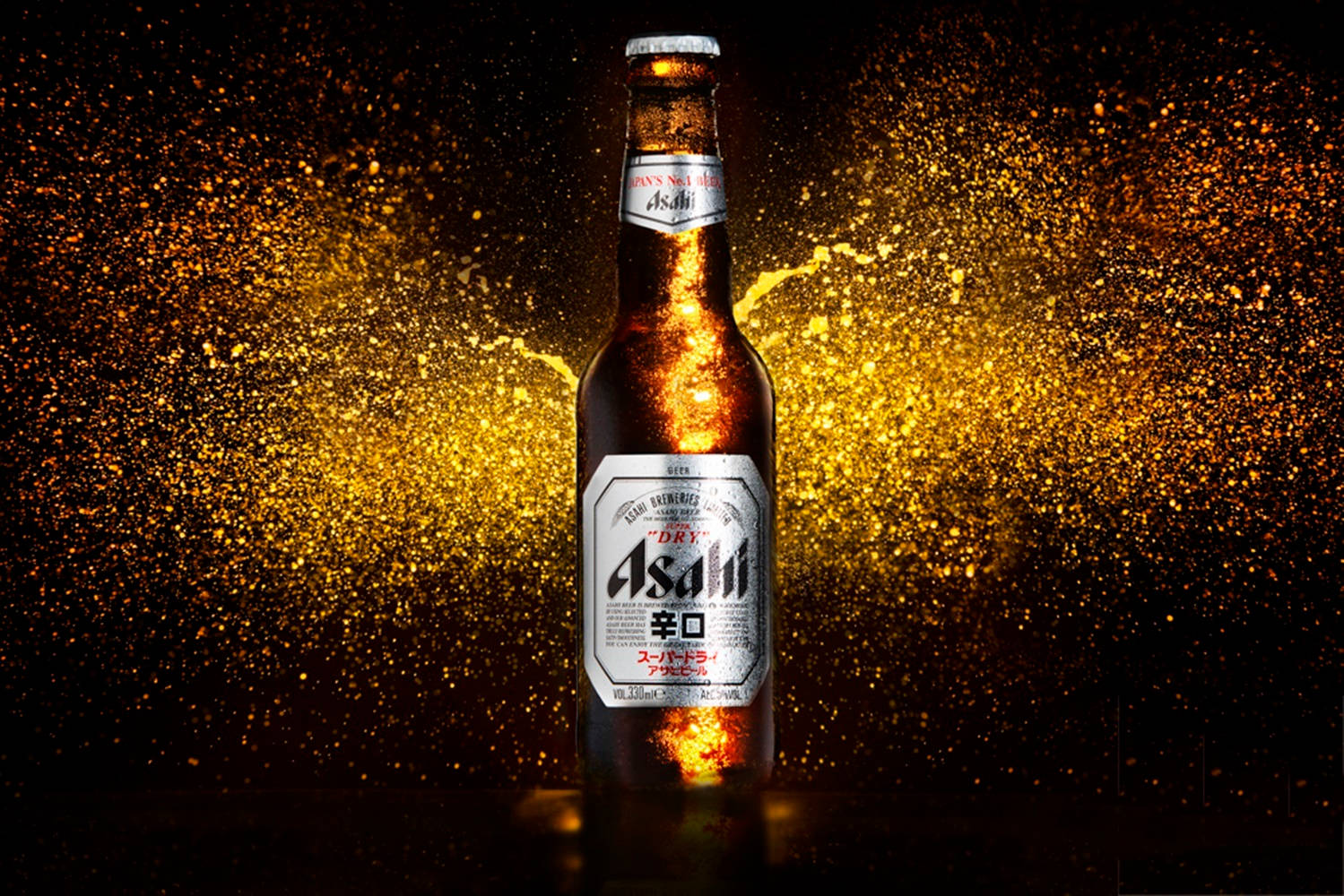 Asahi Super Dry 啤酒的絕妙風味 壁紙 — 冰凍的Asahi Super Dry啤酒瓶在黑暗背景下閃耀，金色的液體飛濺營造出光彩奪目的慶祝效果。