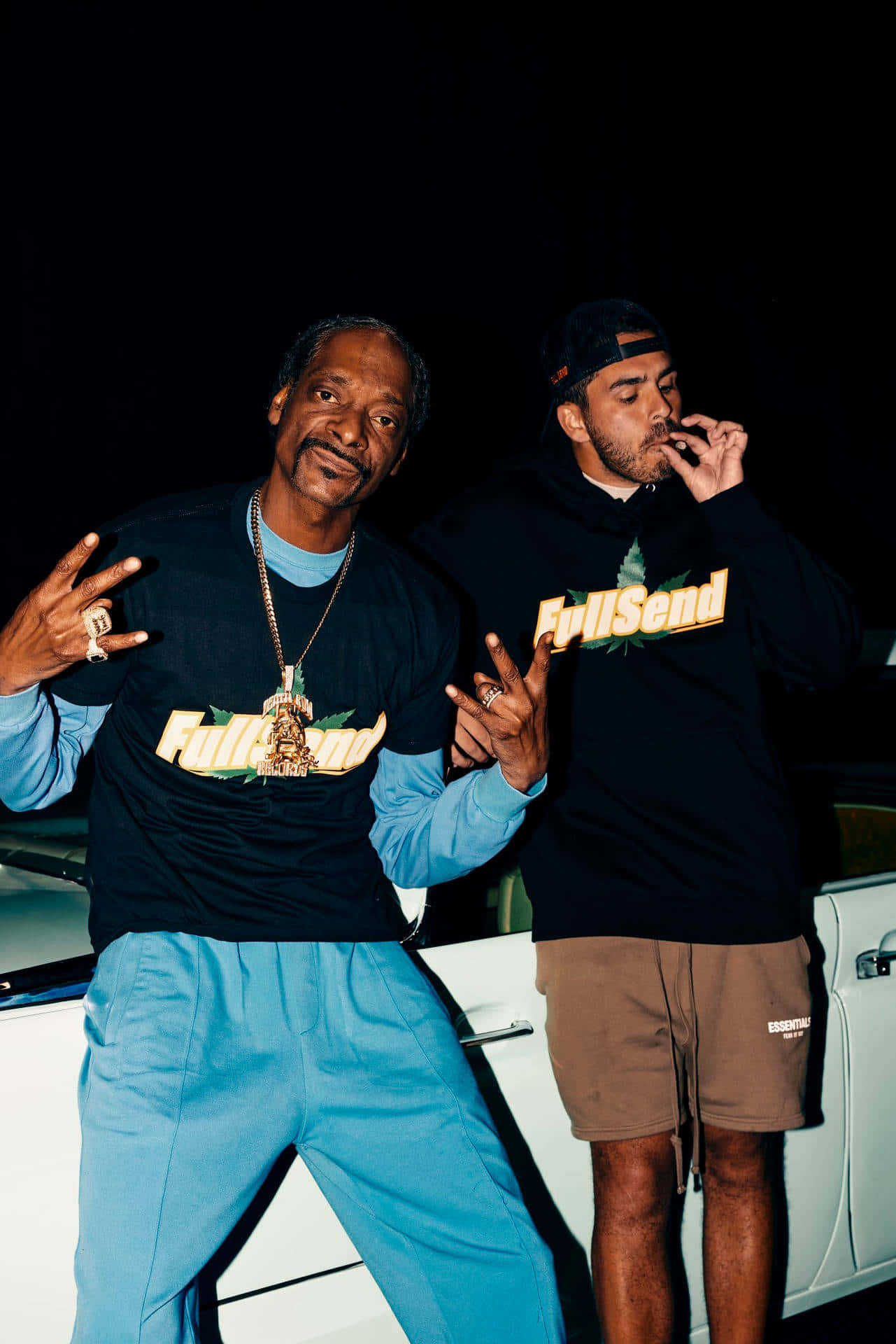 ASAP Rocky 與 Tyler, The Creator 壁紙 — 兩名男子在夜間自信地站在白色汽車旁，穿著相配的「Full Send」服裝。
