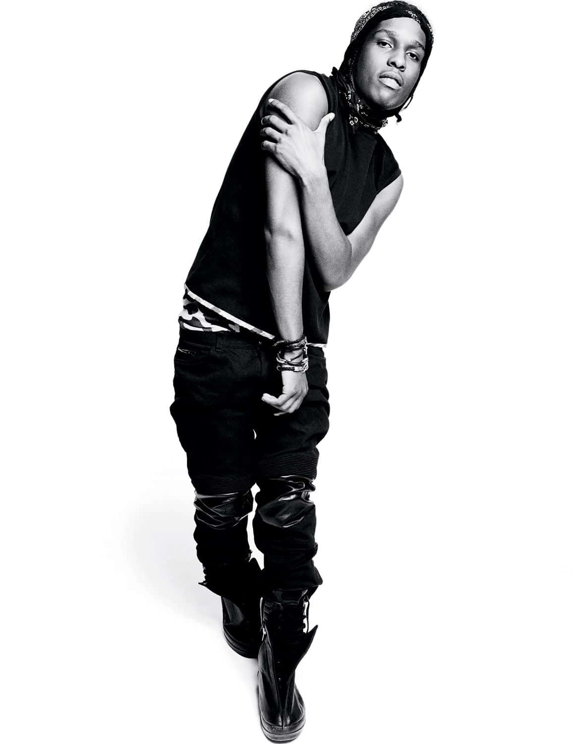 ASAP Rocky 在街頭悠閒自拍 壁紙 — 一個時尚人士在白色背景前自信擺姿勢的黑白工作室肖像。