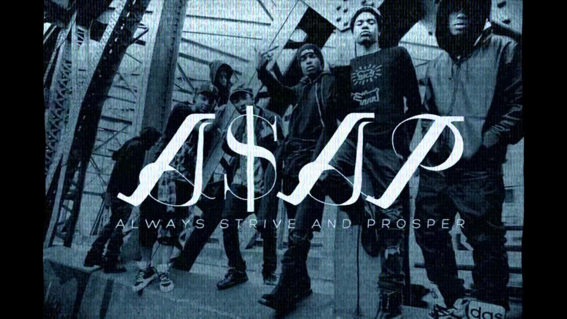 ASAP Rocky 展現他的時尚光芒 壁紙 — 七位年輕男子在金屬橋上自信擺姿勢的粗糙藍調群像，帶有粗體白色文字疊加。